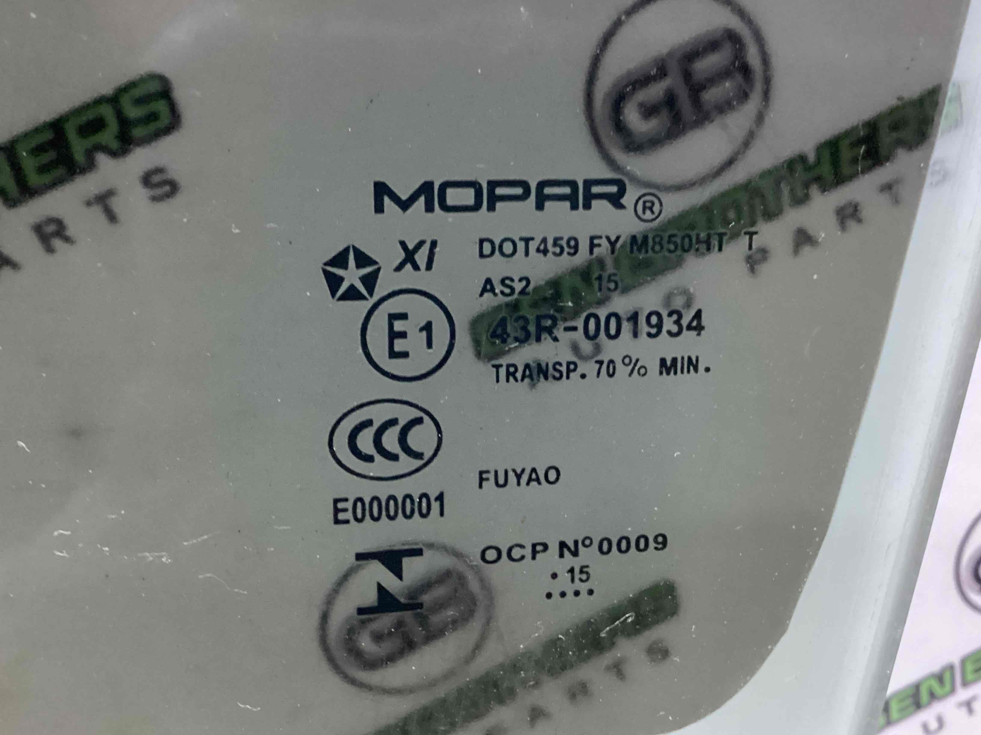 Стекло переднее левое