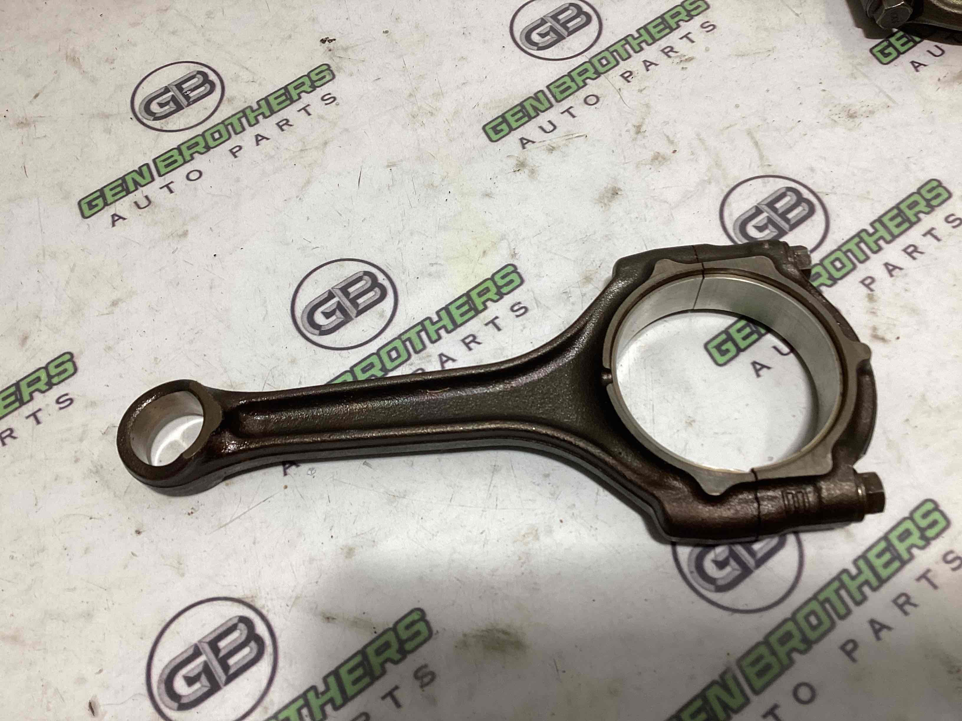 Шатун поршня двигуна