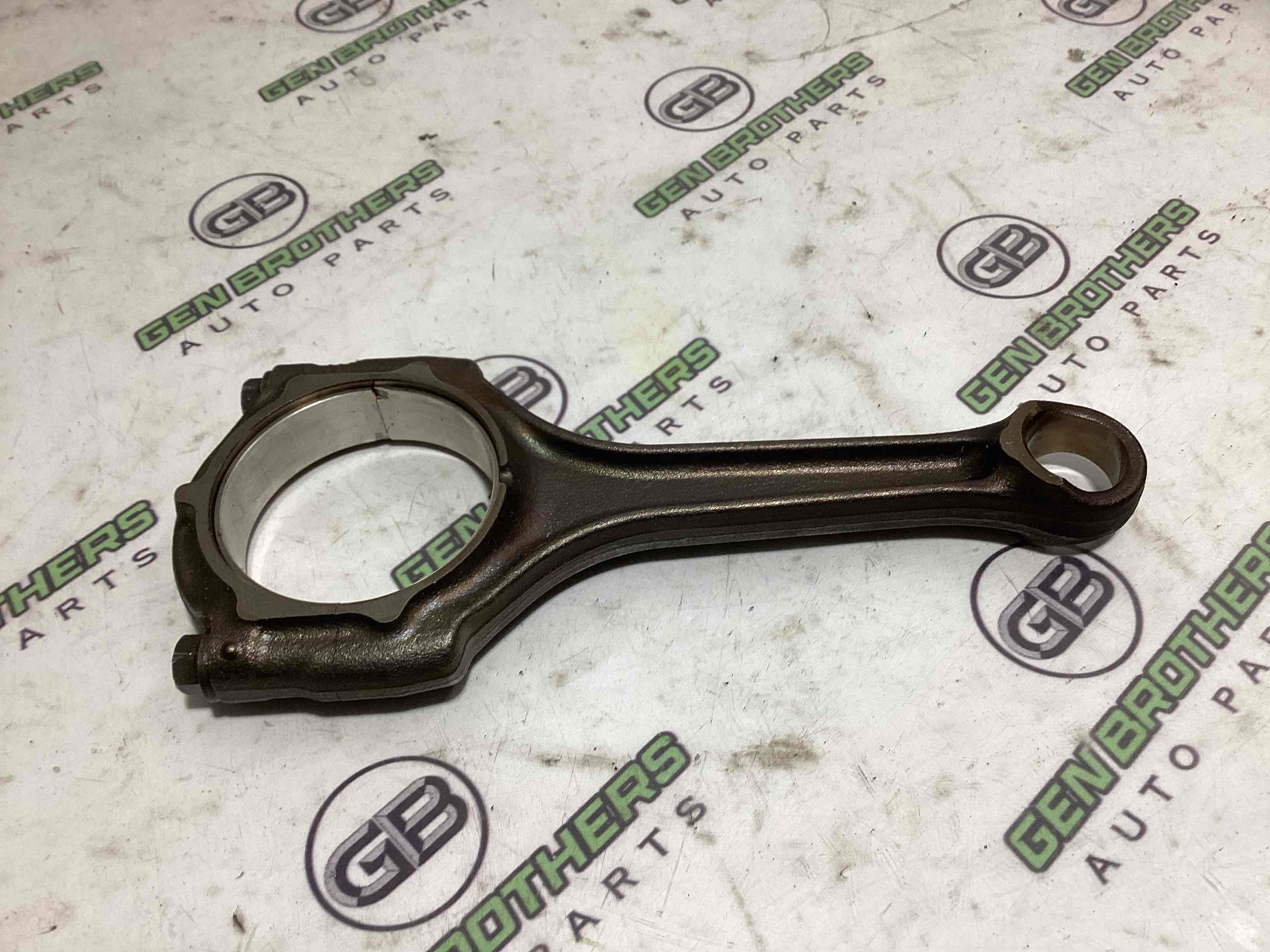 Шатун поршня двигуна