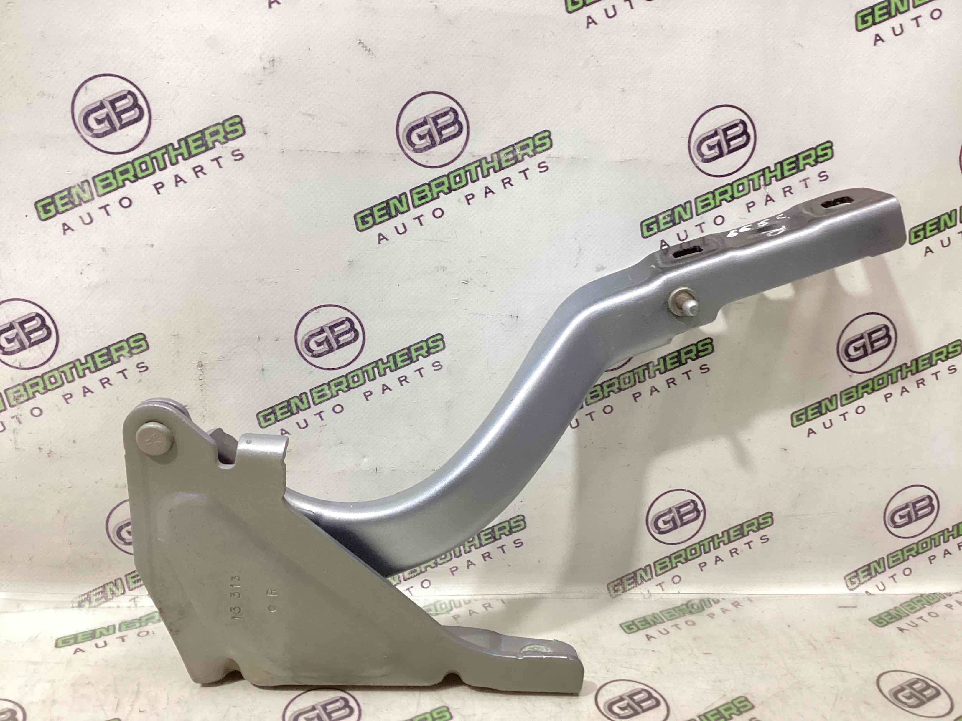 Петля капота, кронштейн капота