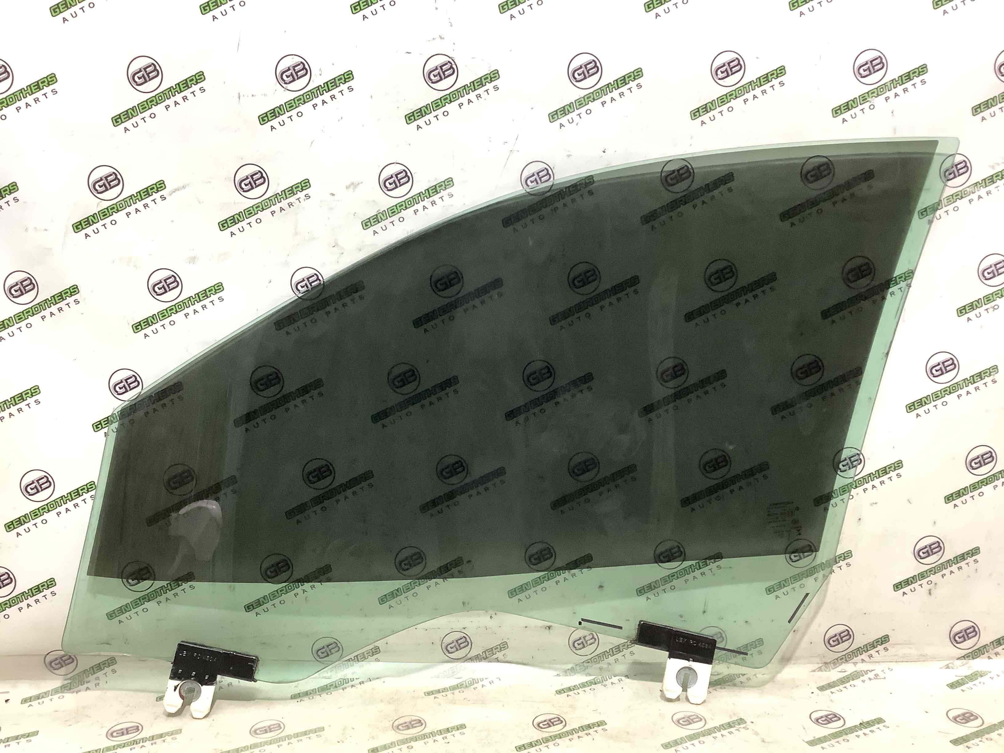 Скло переднє праве