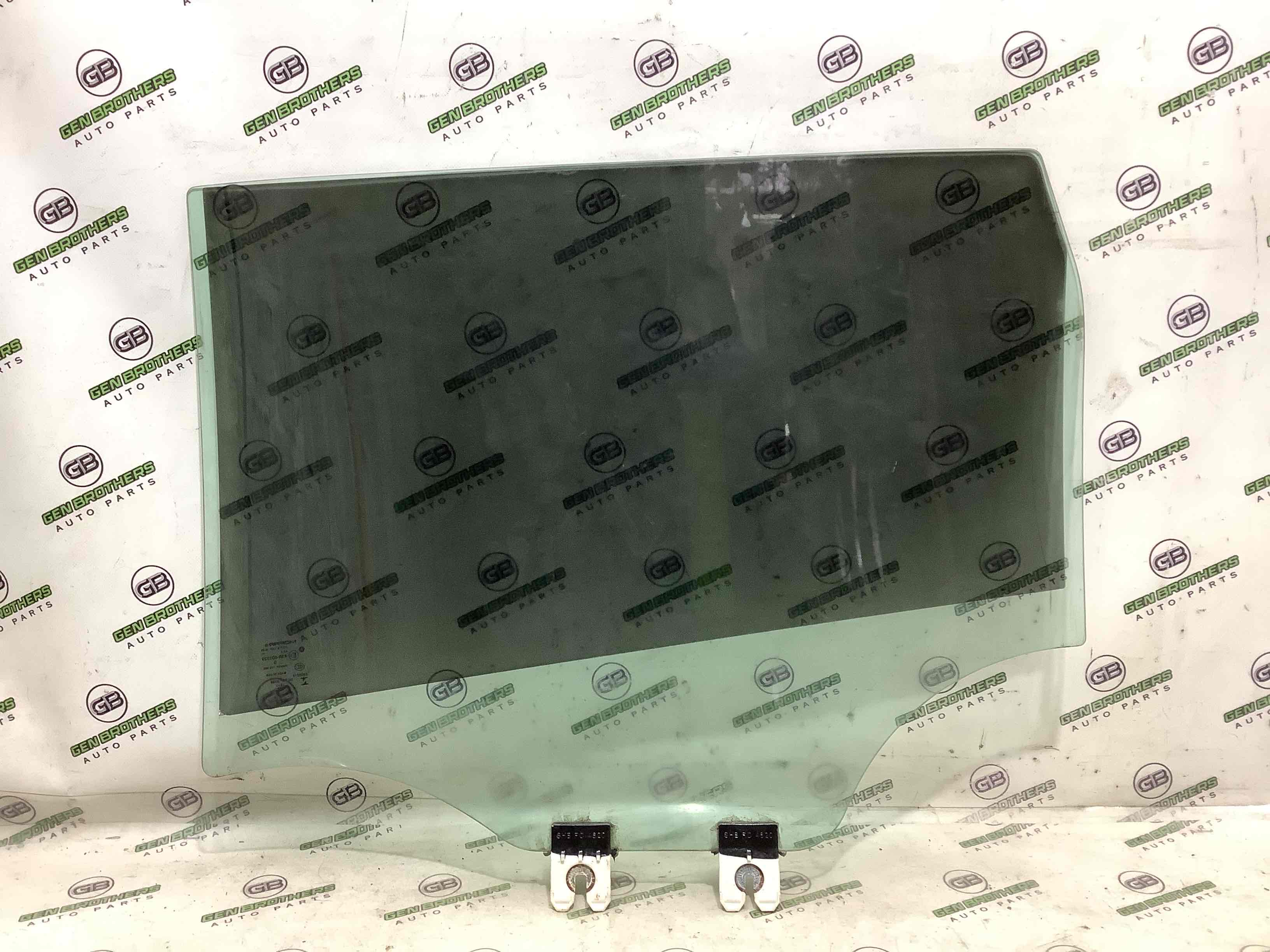 Скло заднє праве