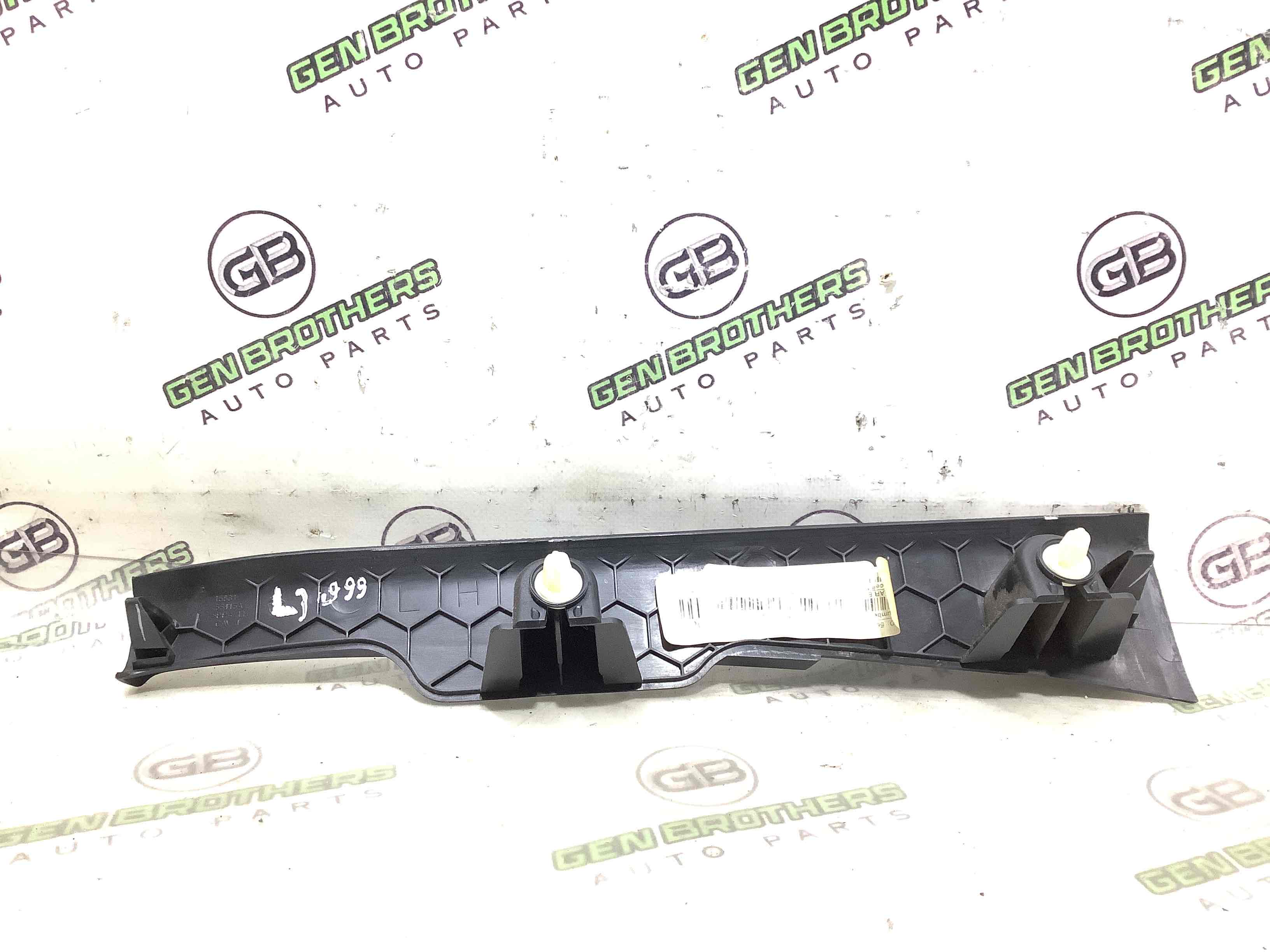 Обшивка панелі приладів торпедо