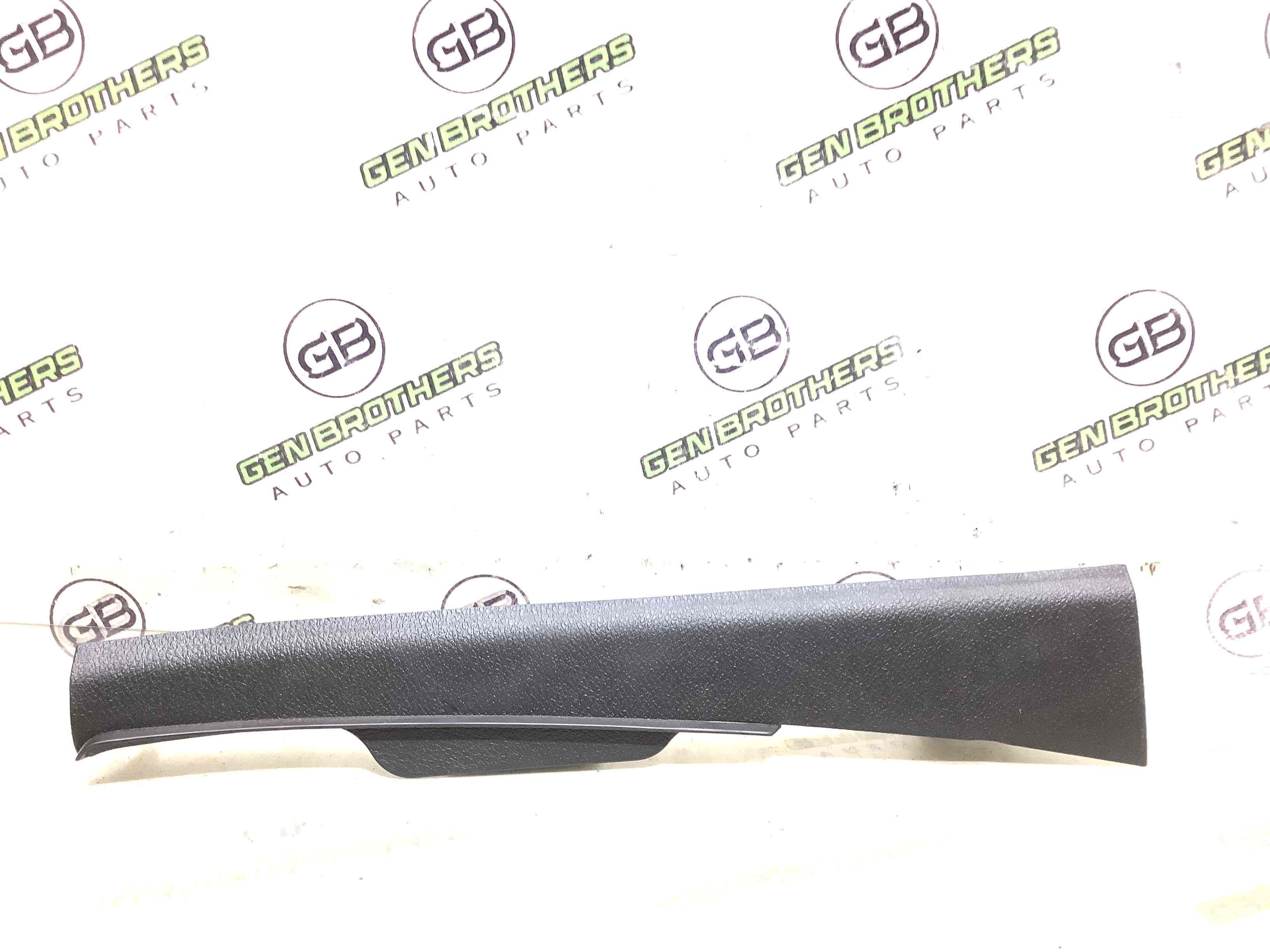 Обшивка панелі приладів торпедо