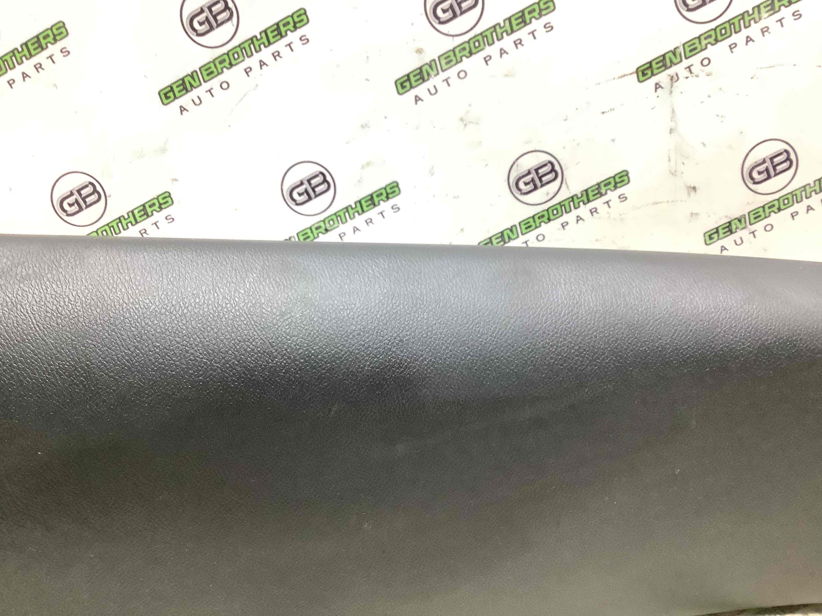 Обшивка центральної стійки права