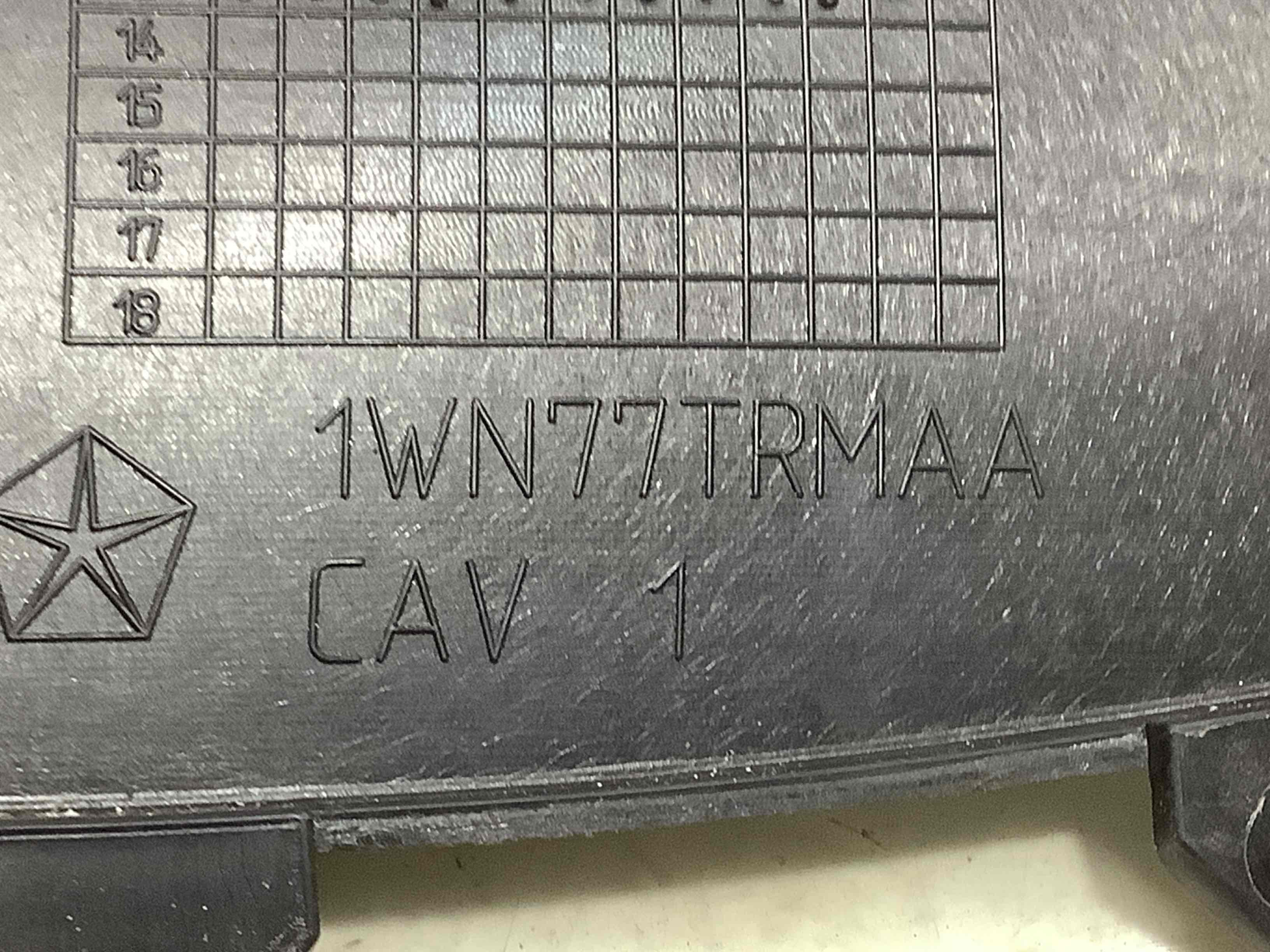 Обшивка кришки багажника