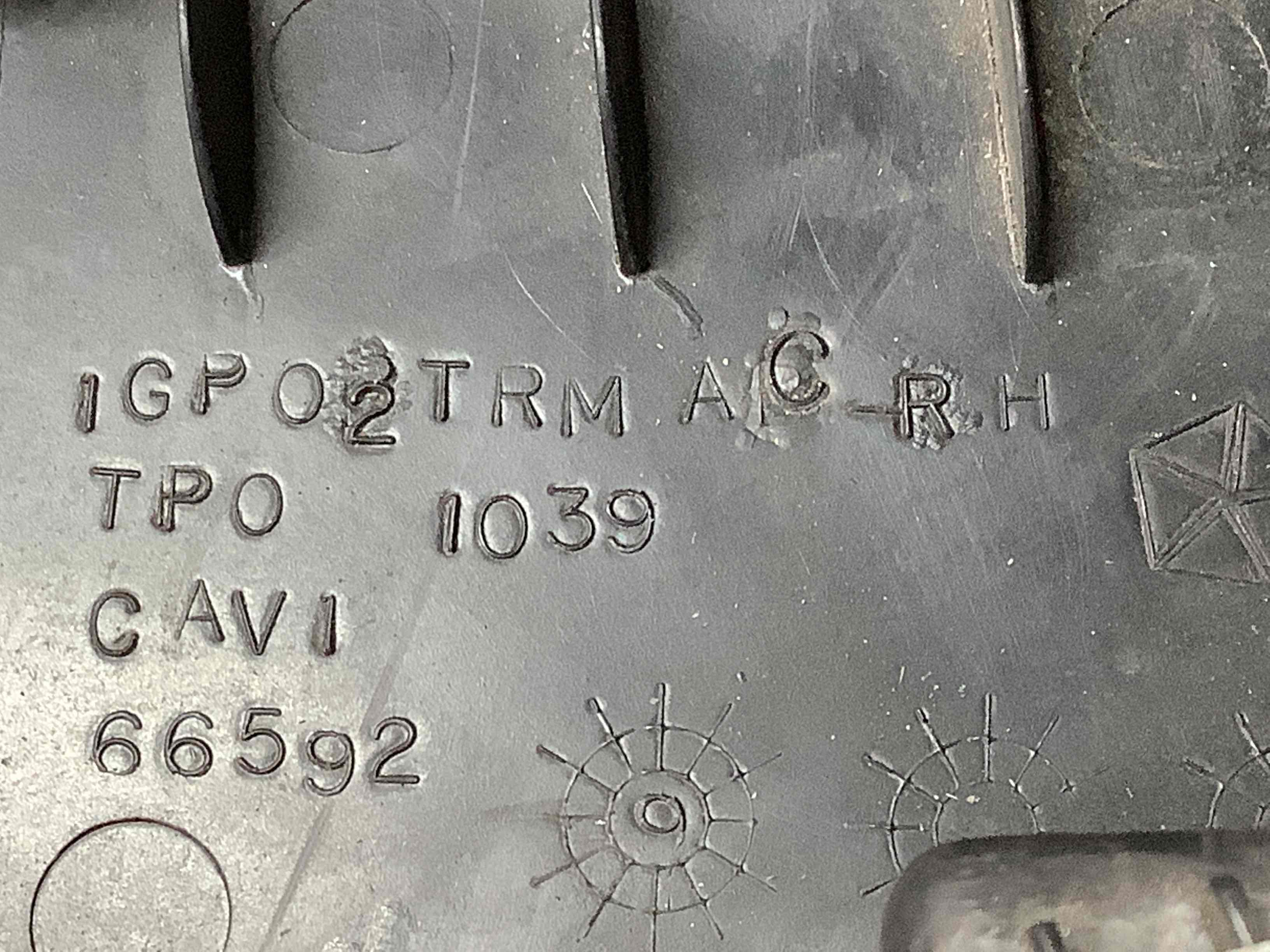 Обшивка задньої стійки права