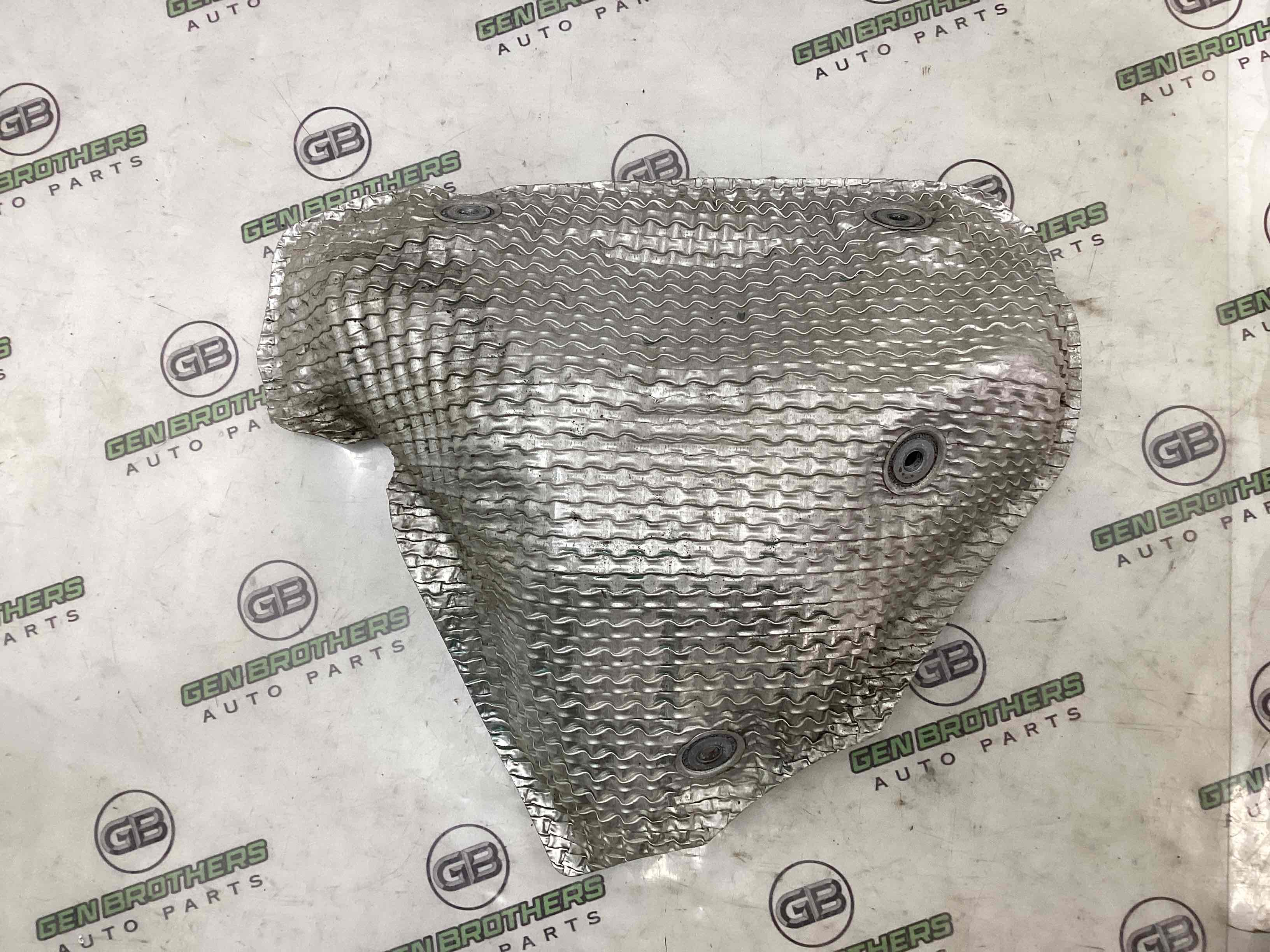 Теплоекран, пластикові ізолятори