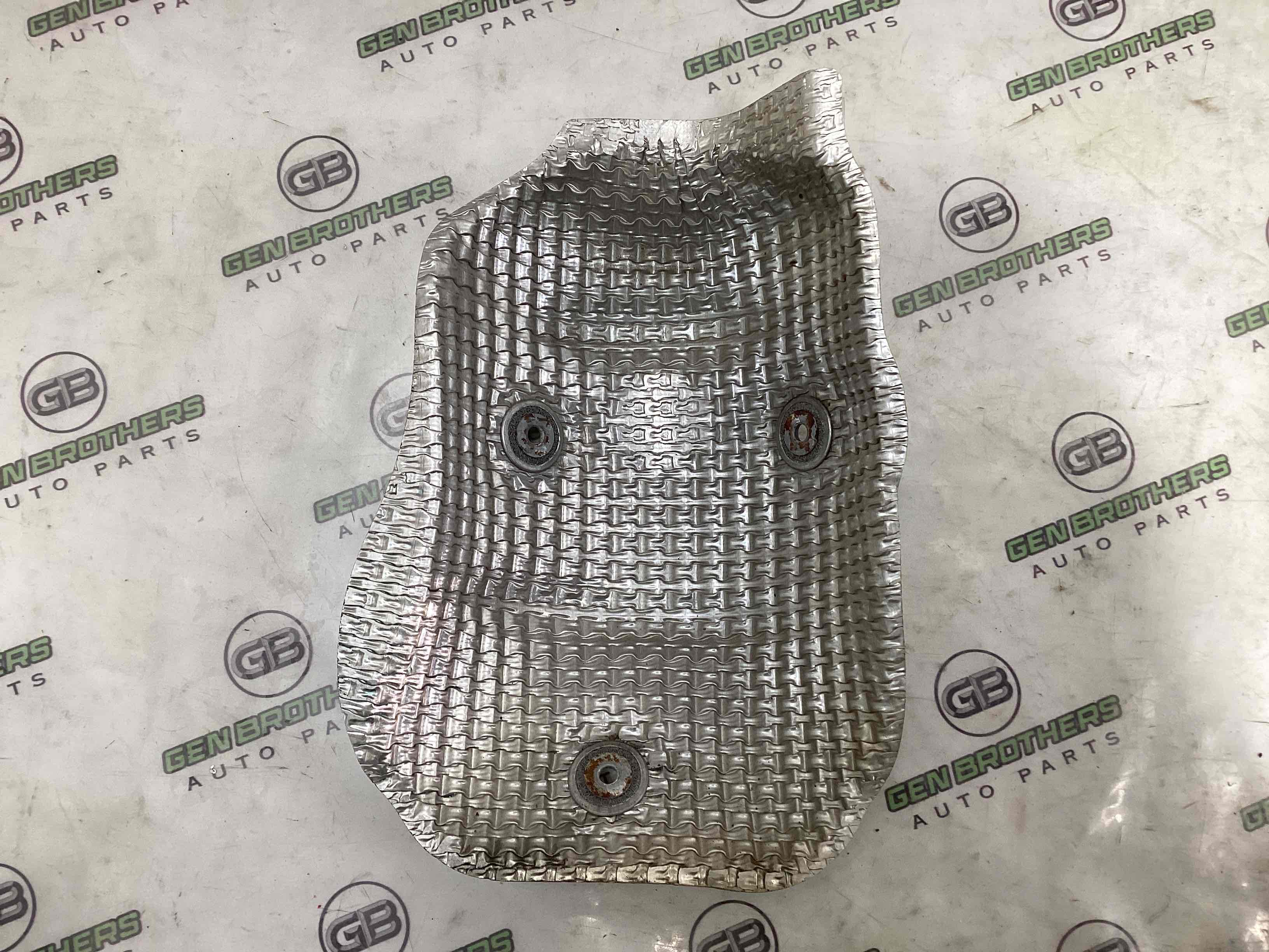 Теплоекран, пластикові ізолятори