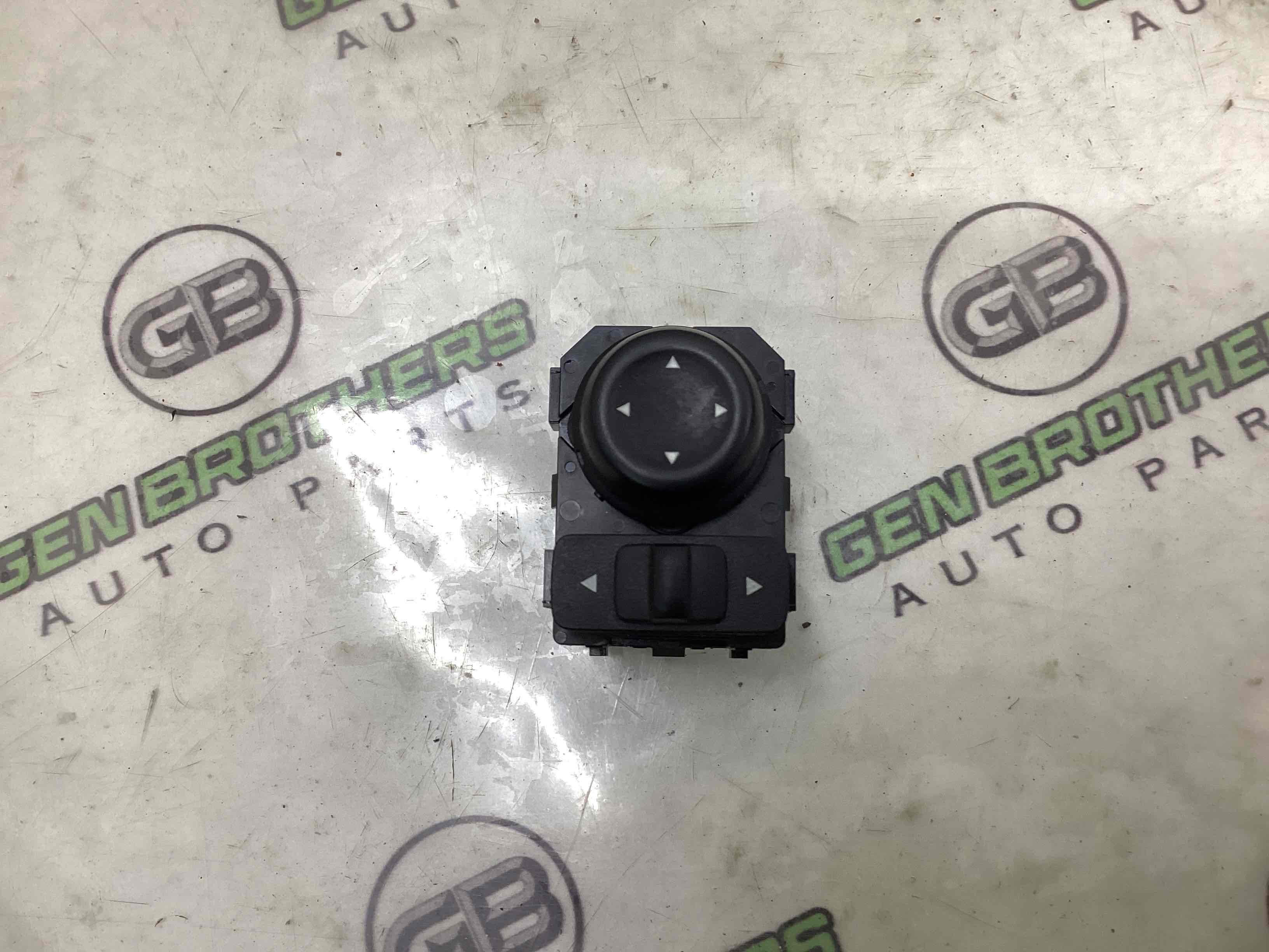 Кнопка регулювання дзеркал