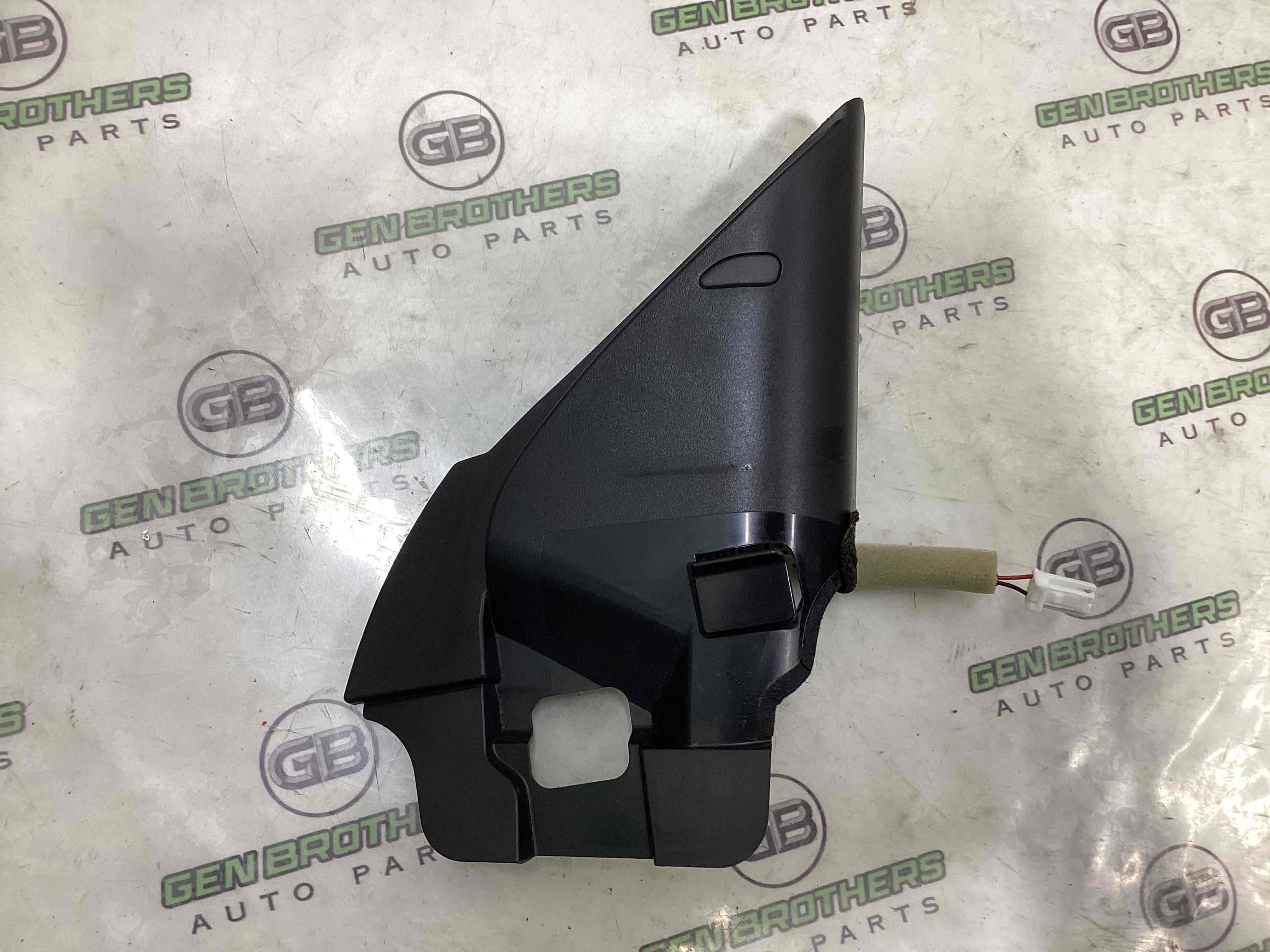 Корпус, накладка, кріплення правого дзеркала