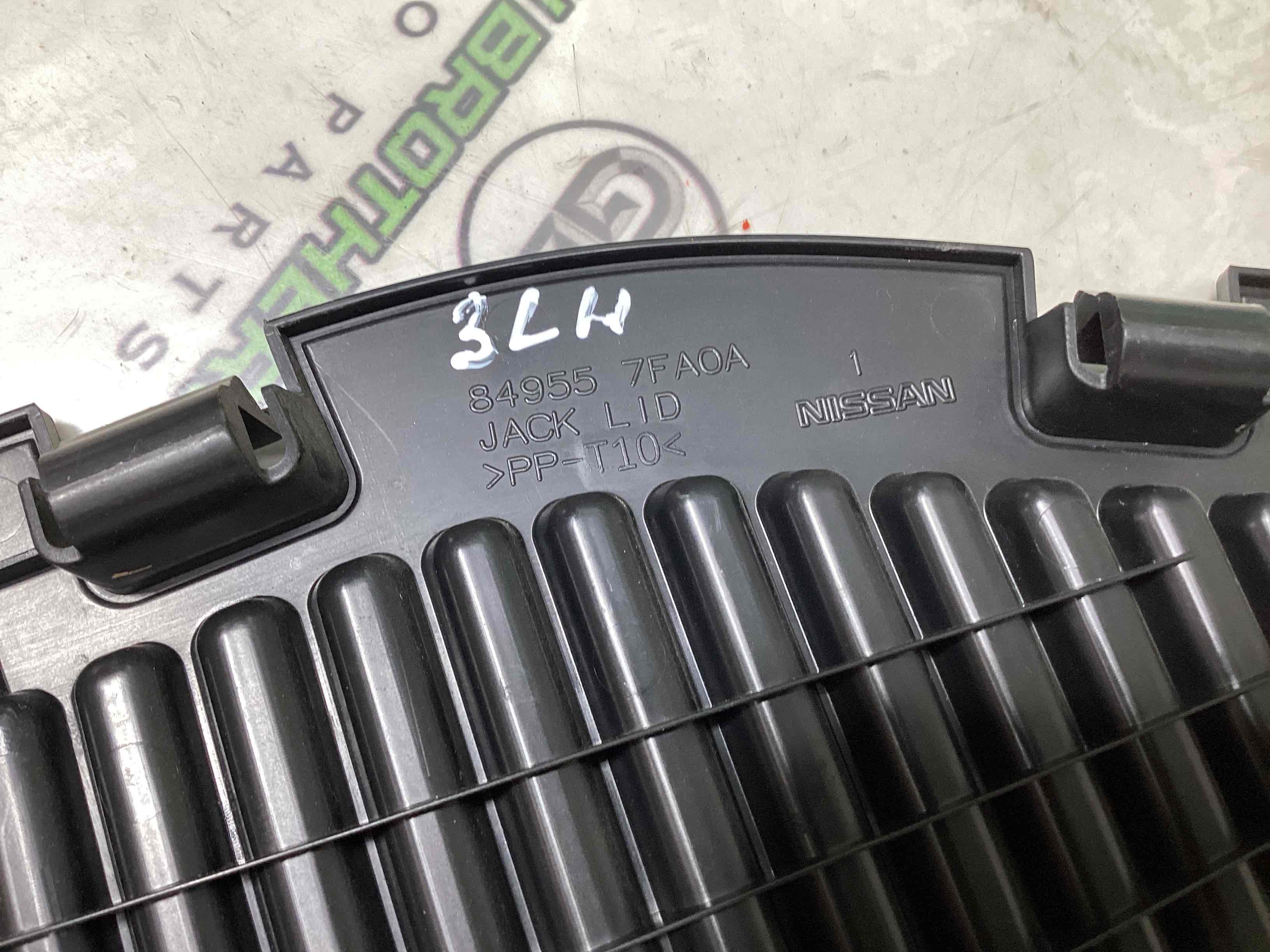 Елементи оздоблення багажника