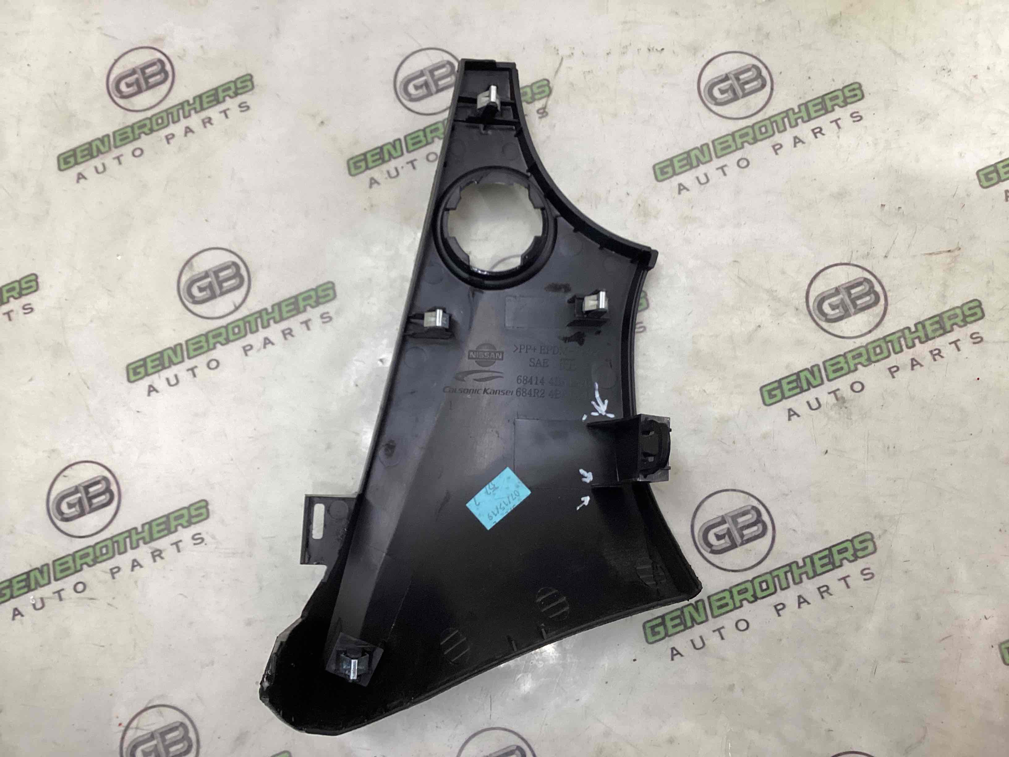 Обшивка панелі приладів торпедо