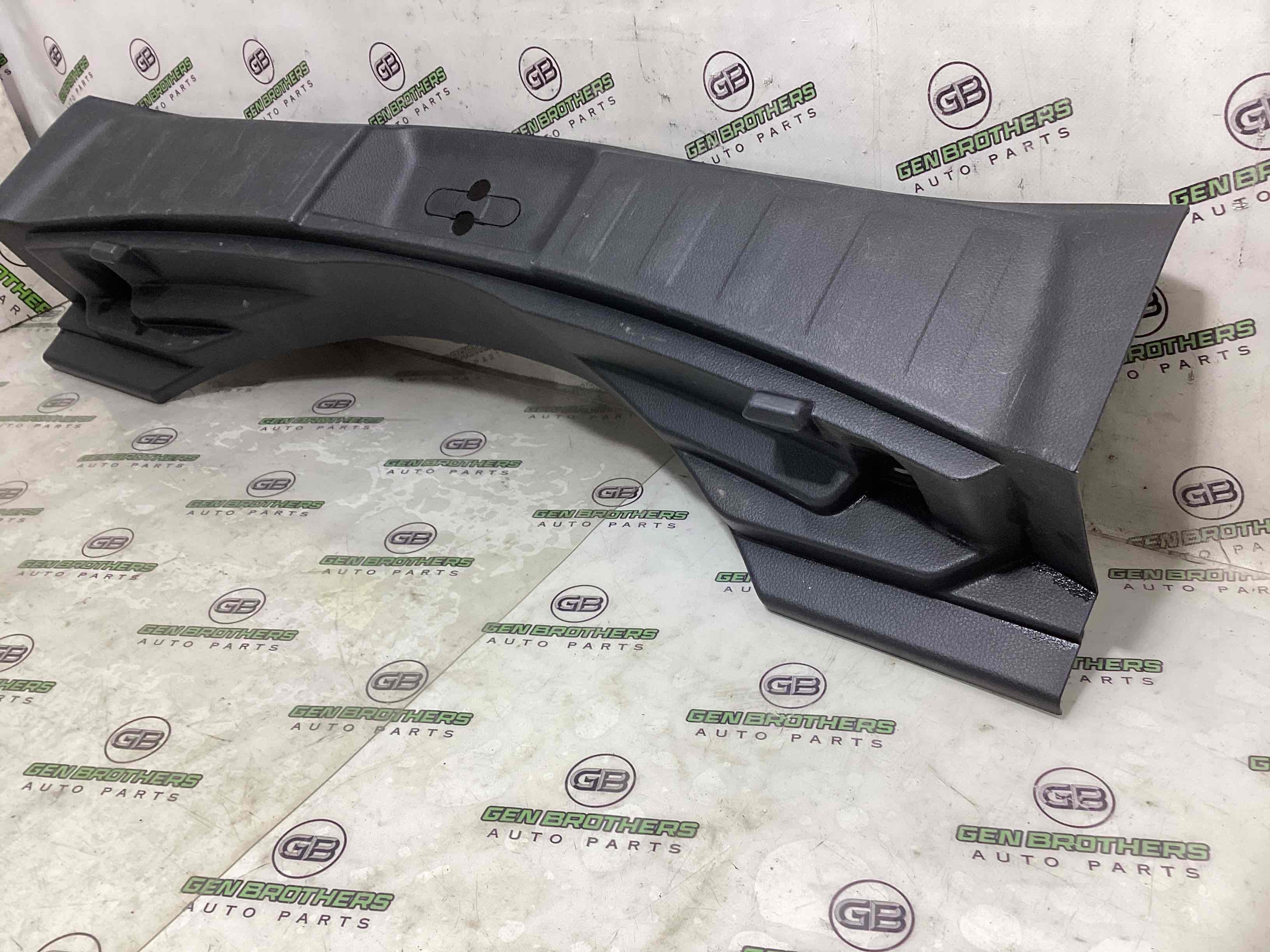 Елементи оздоблення багажника