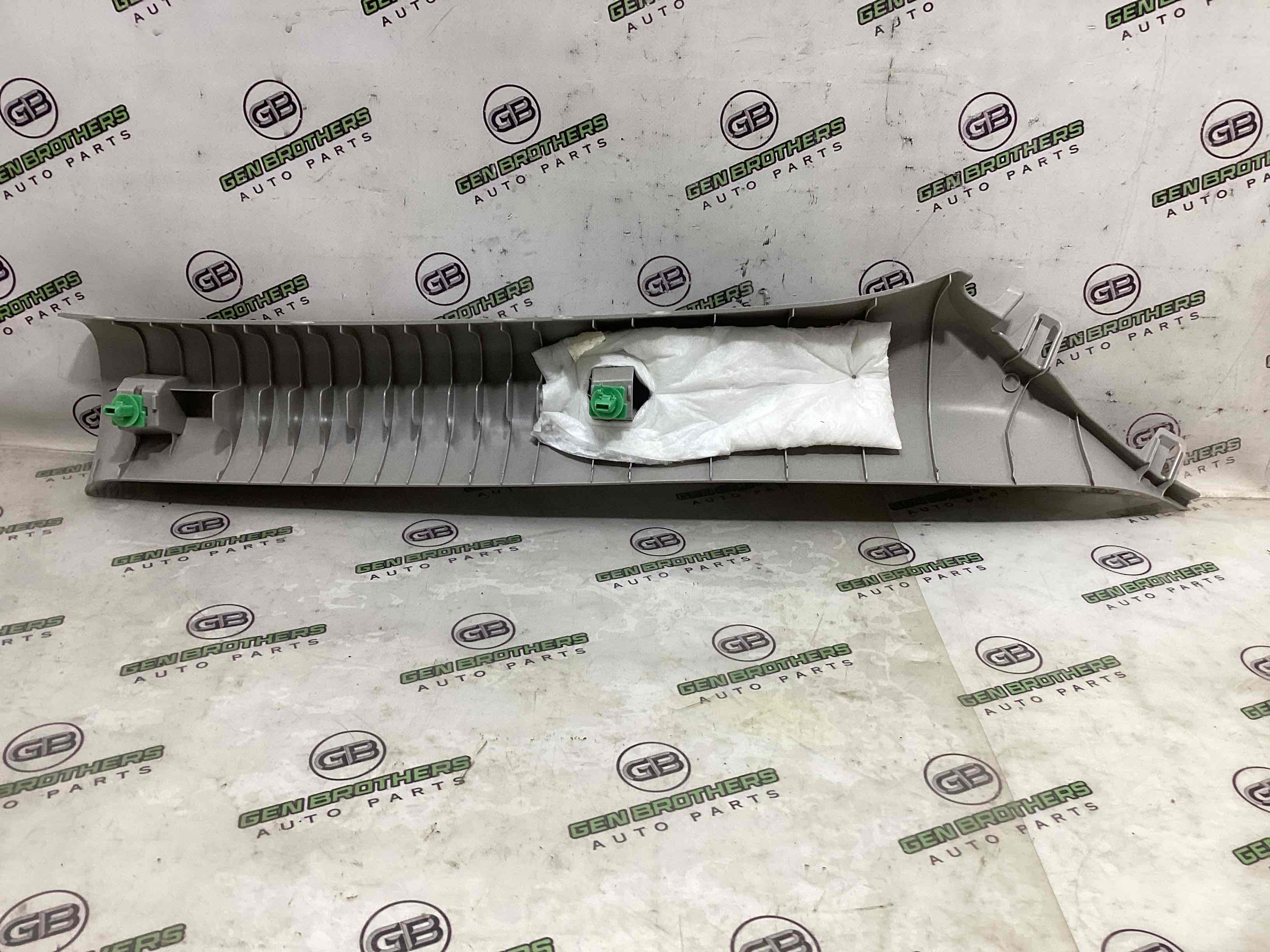 Обшивка передньої стійки ліва