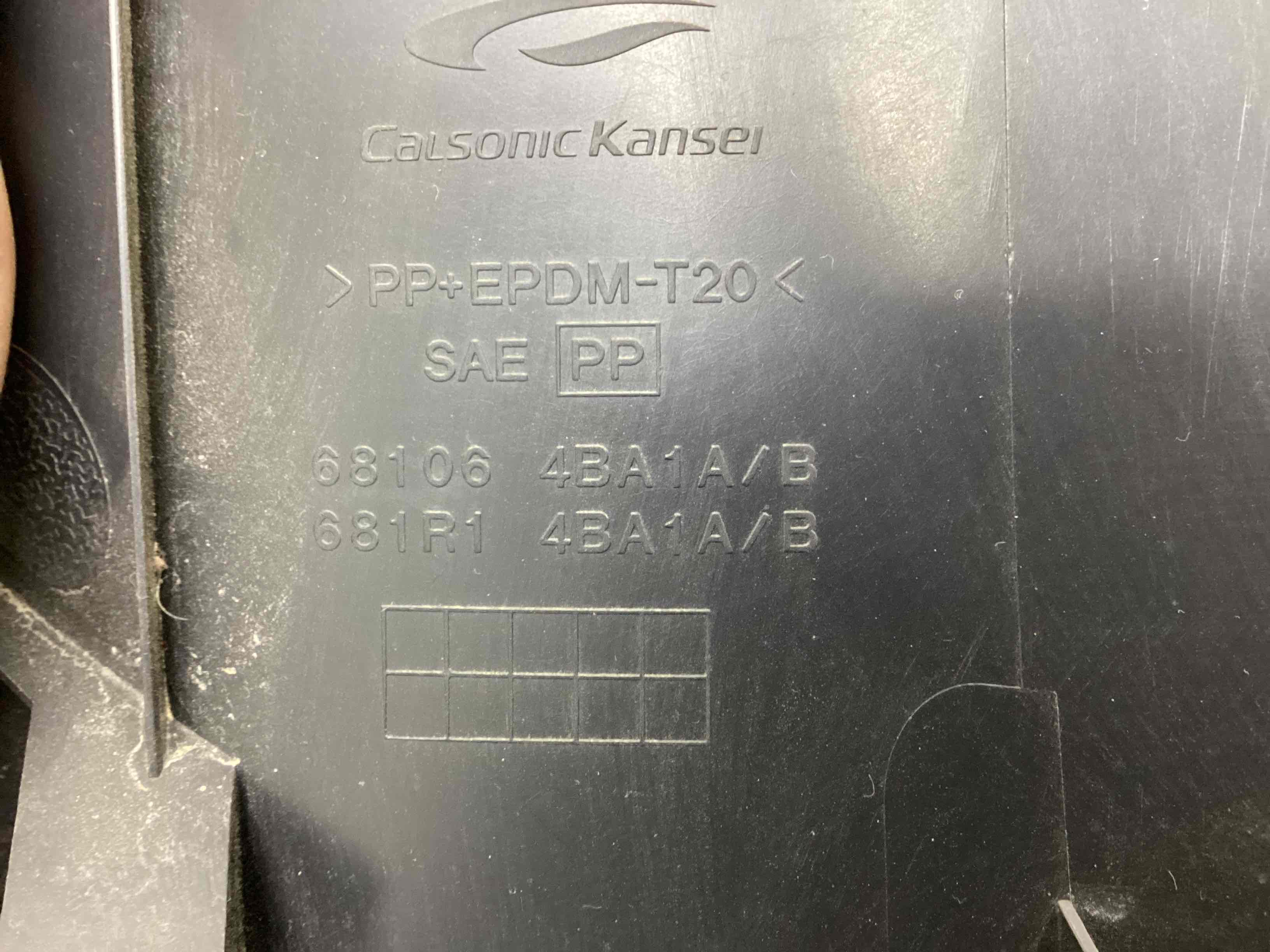 Обшивка панелі приладів торпедо