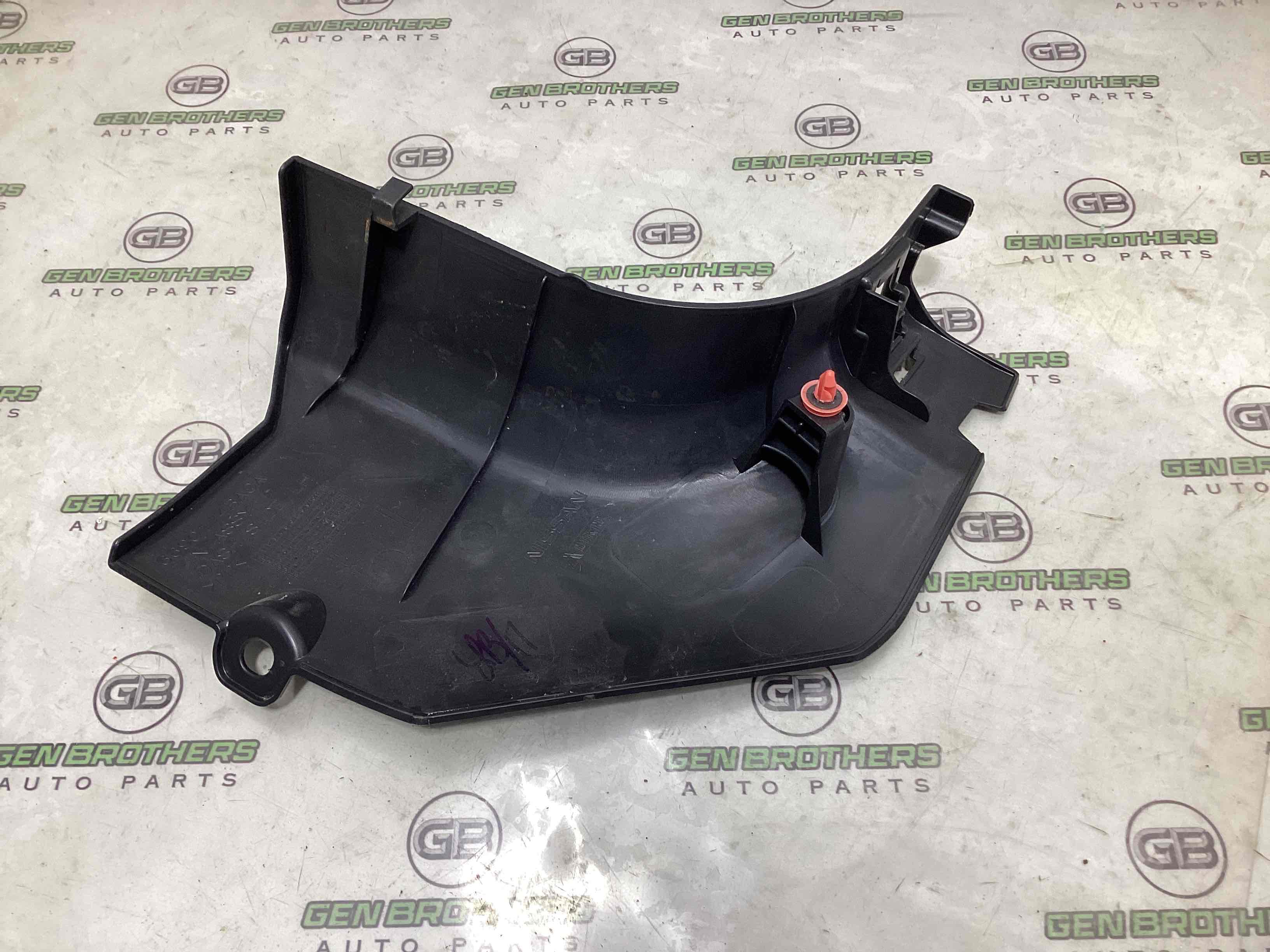 Обшивка передньої стійки ліва