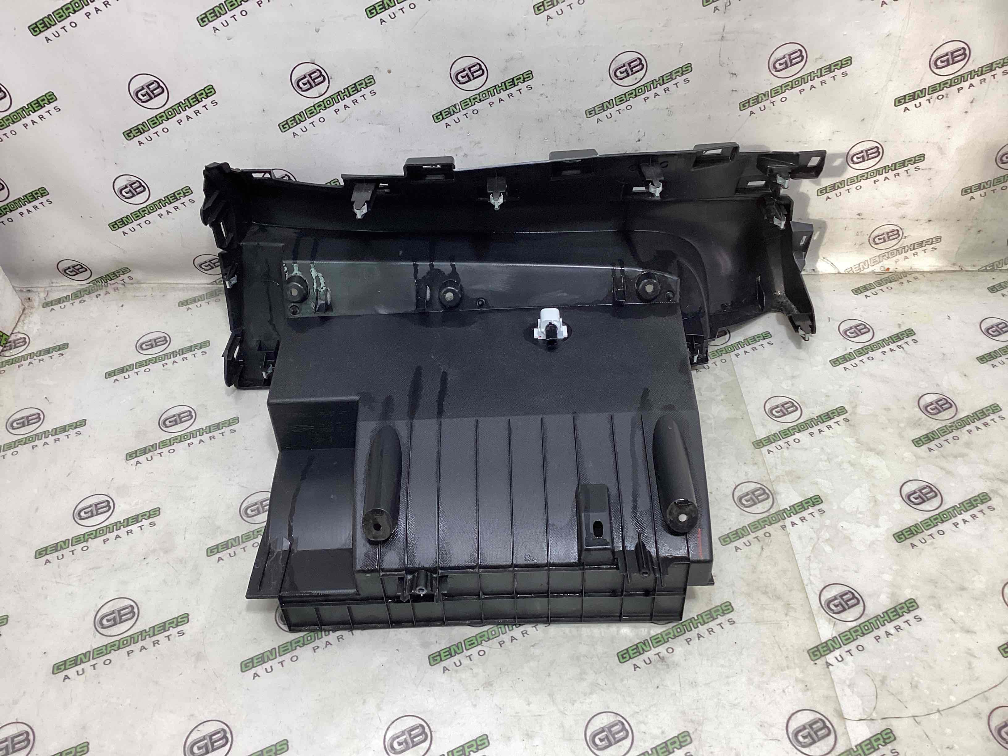 Обшивка панелі приладів торпедо