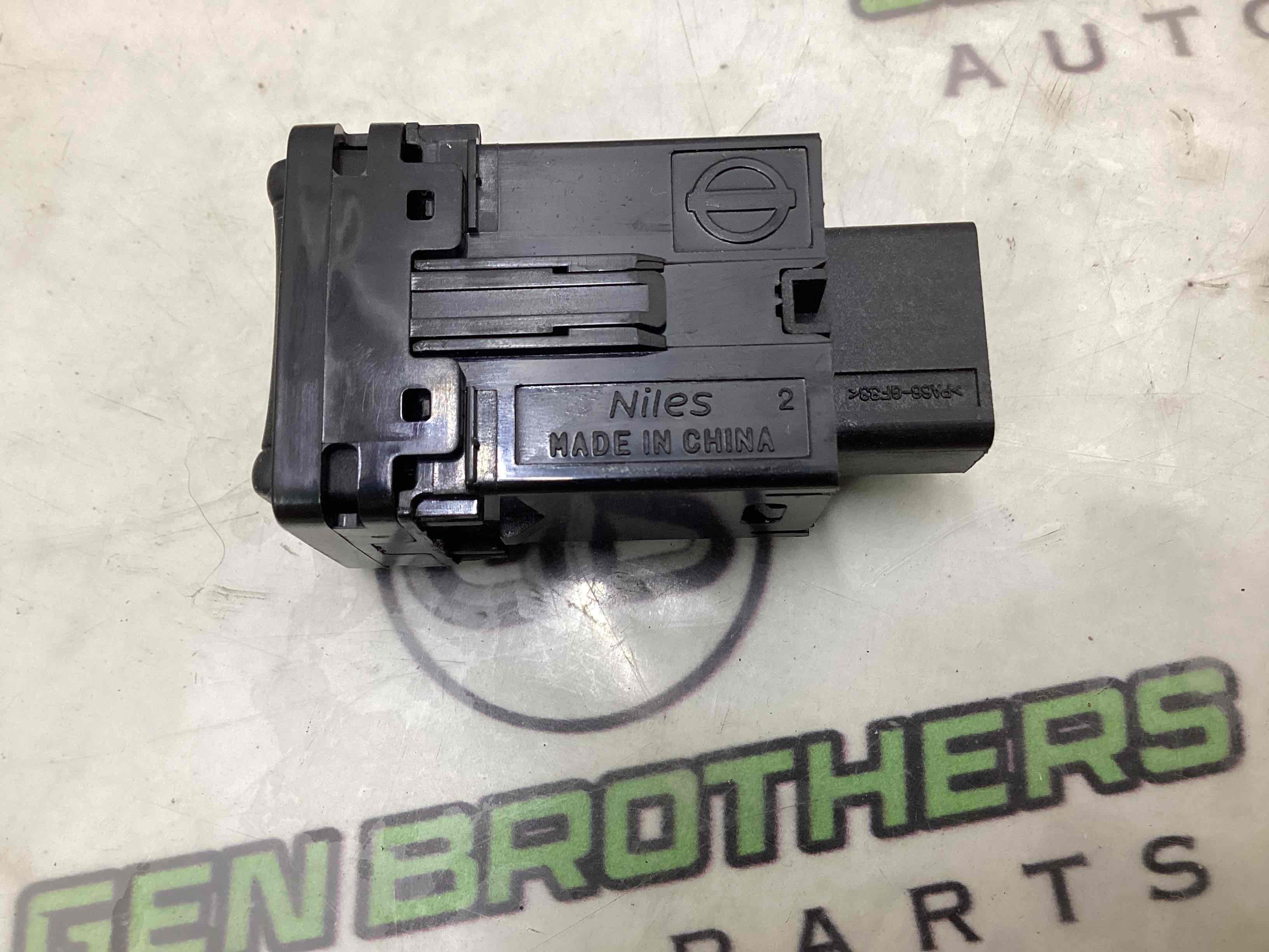 Кнопка відкриття лючка бензобака