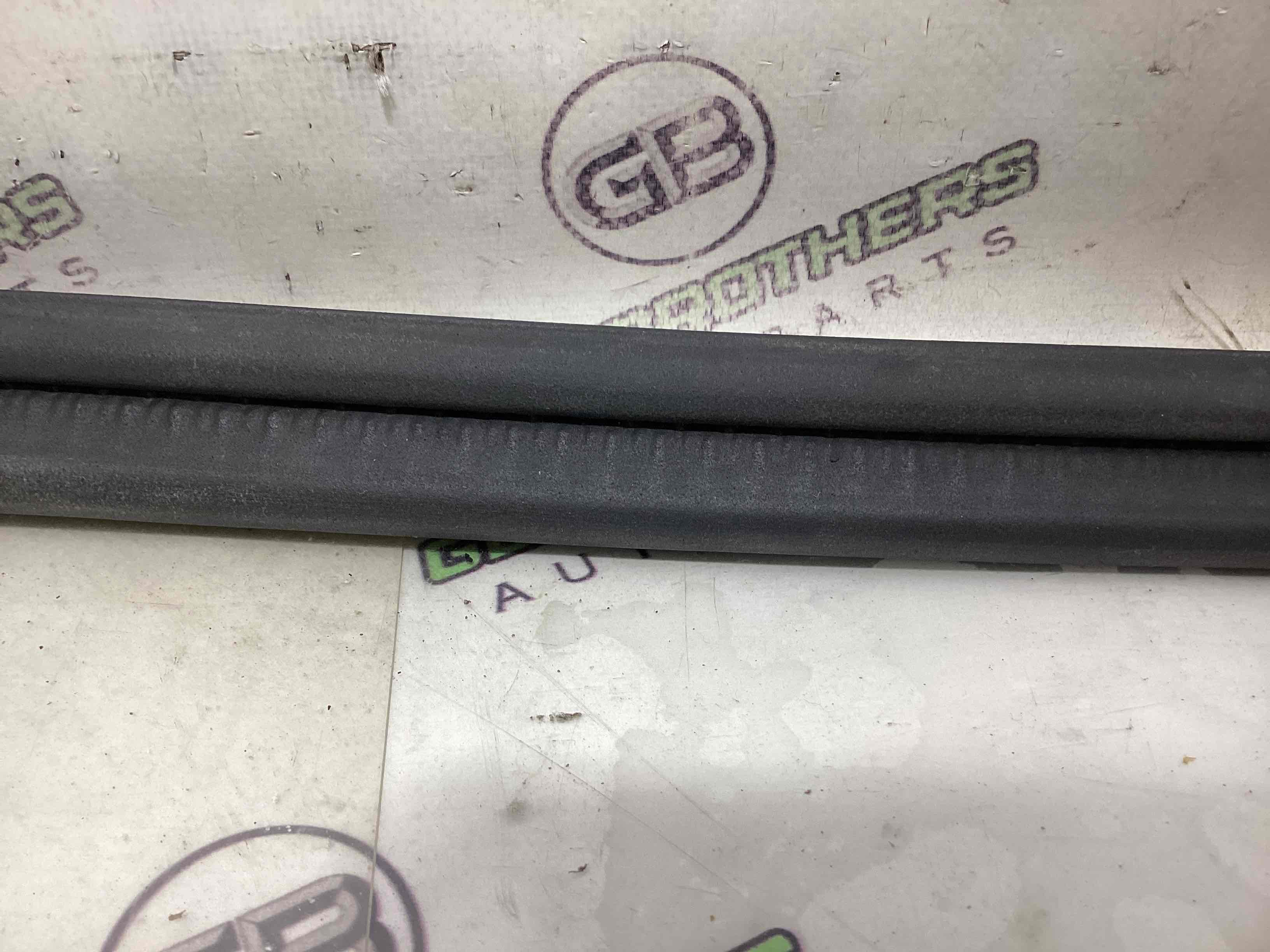 Ущільнювач кришки багажника, двері багажника