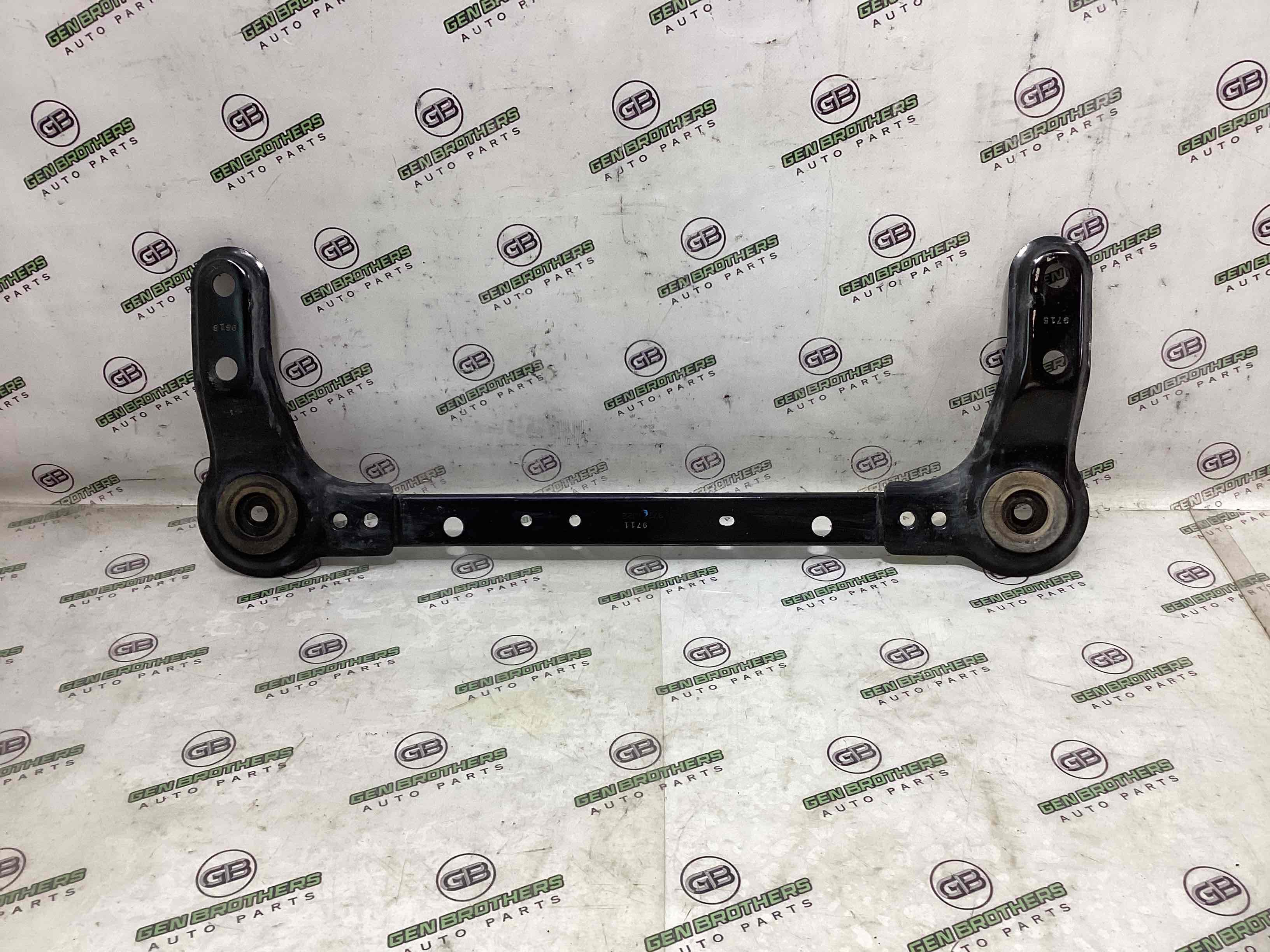 Кронштейн переднього підрамника