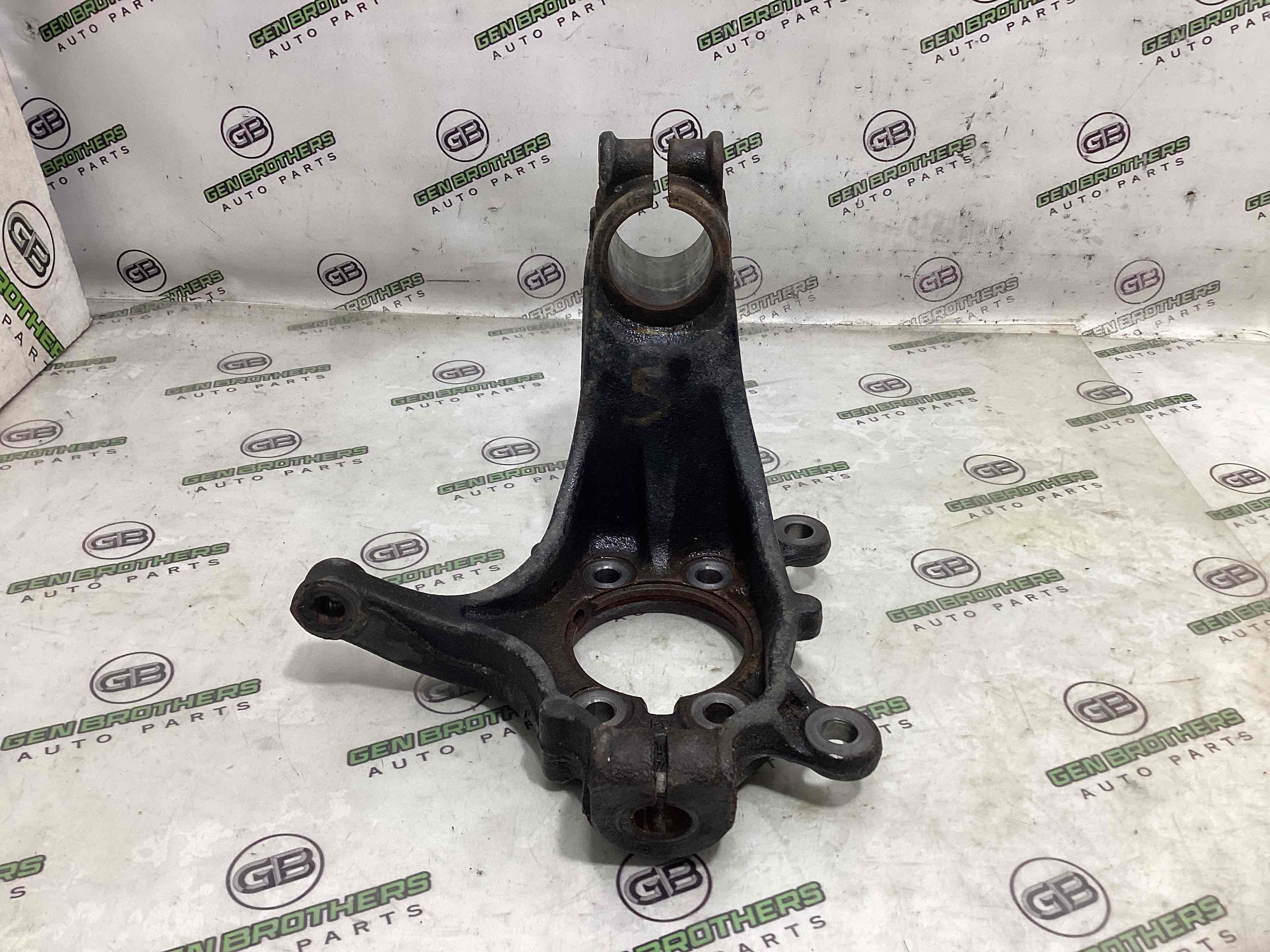 Кулак поворотний лівий