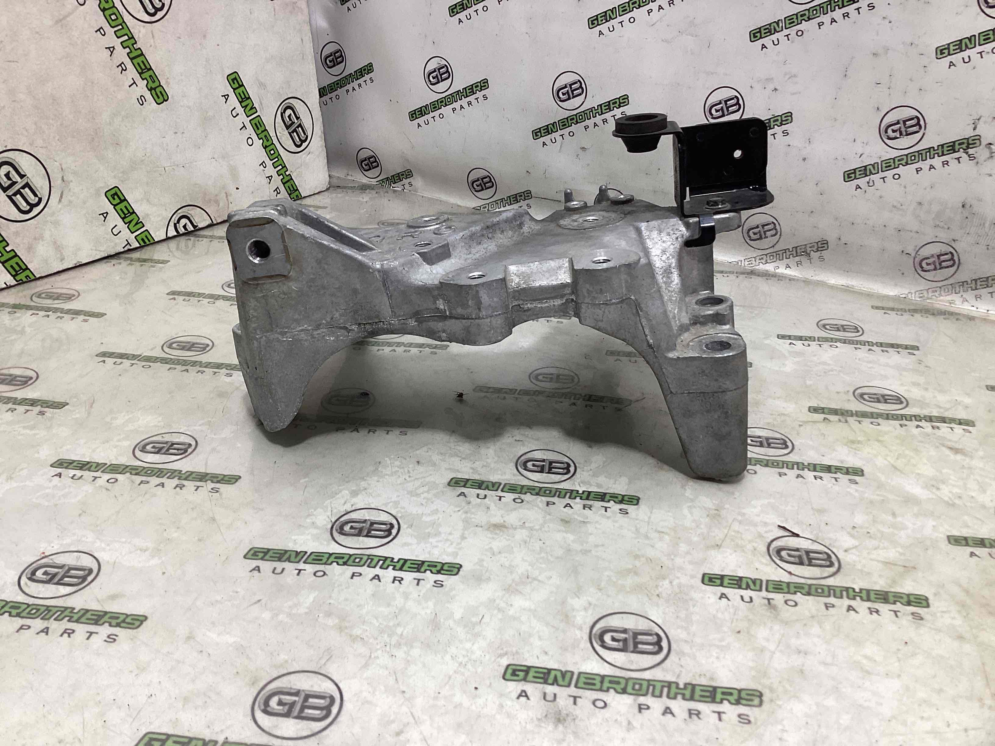 Кронштейн двигуна