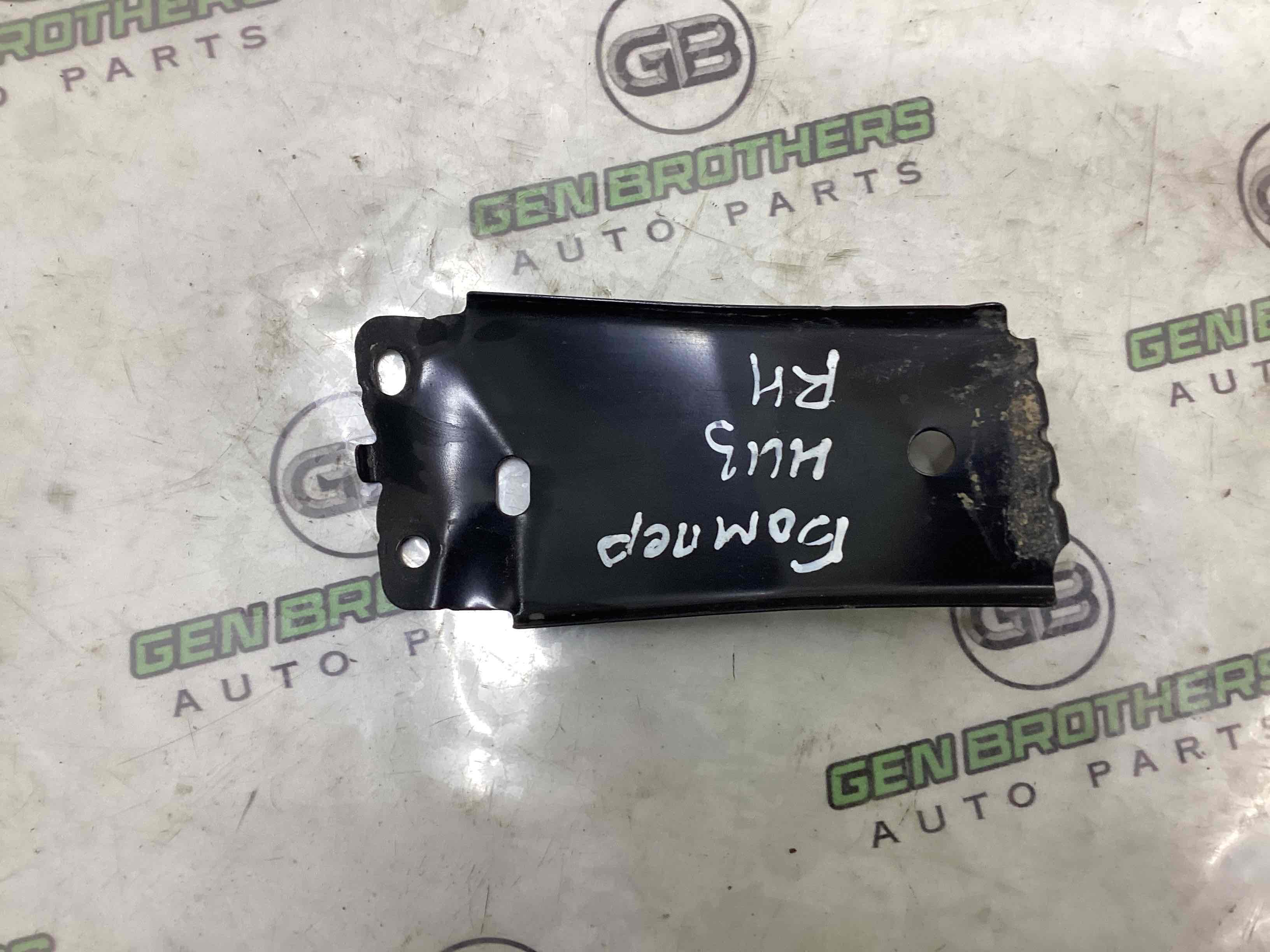 Кріплення заднього бампера праве