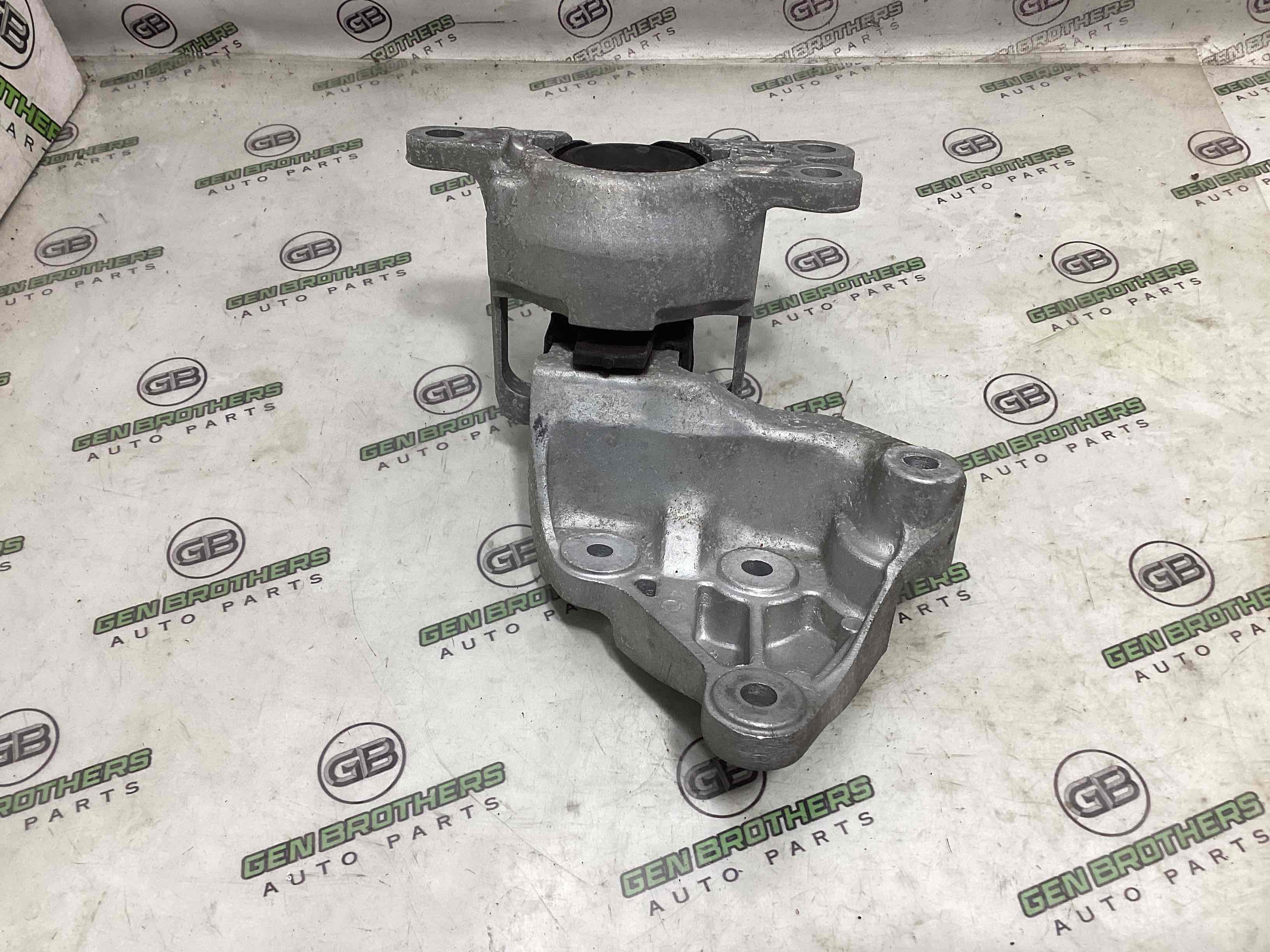 Кронштейн двигуна опорний