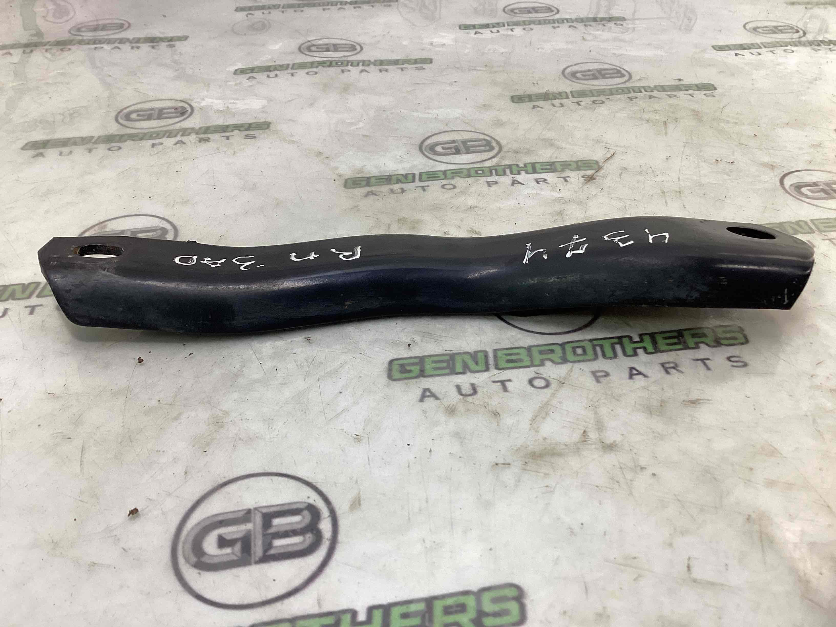 Кронштейн заднього підрамника