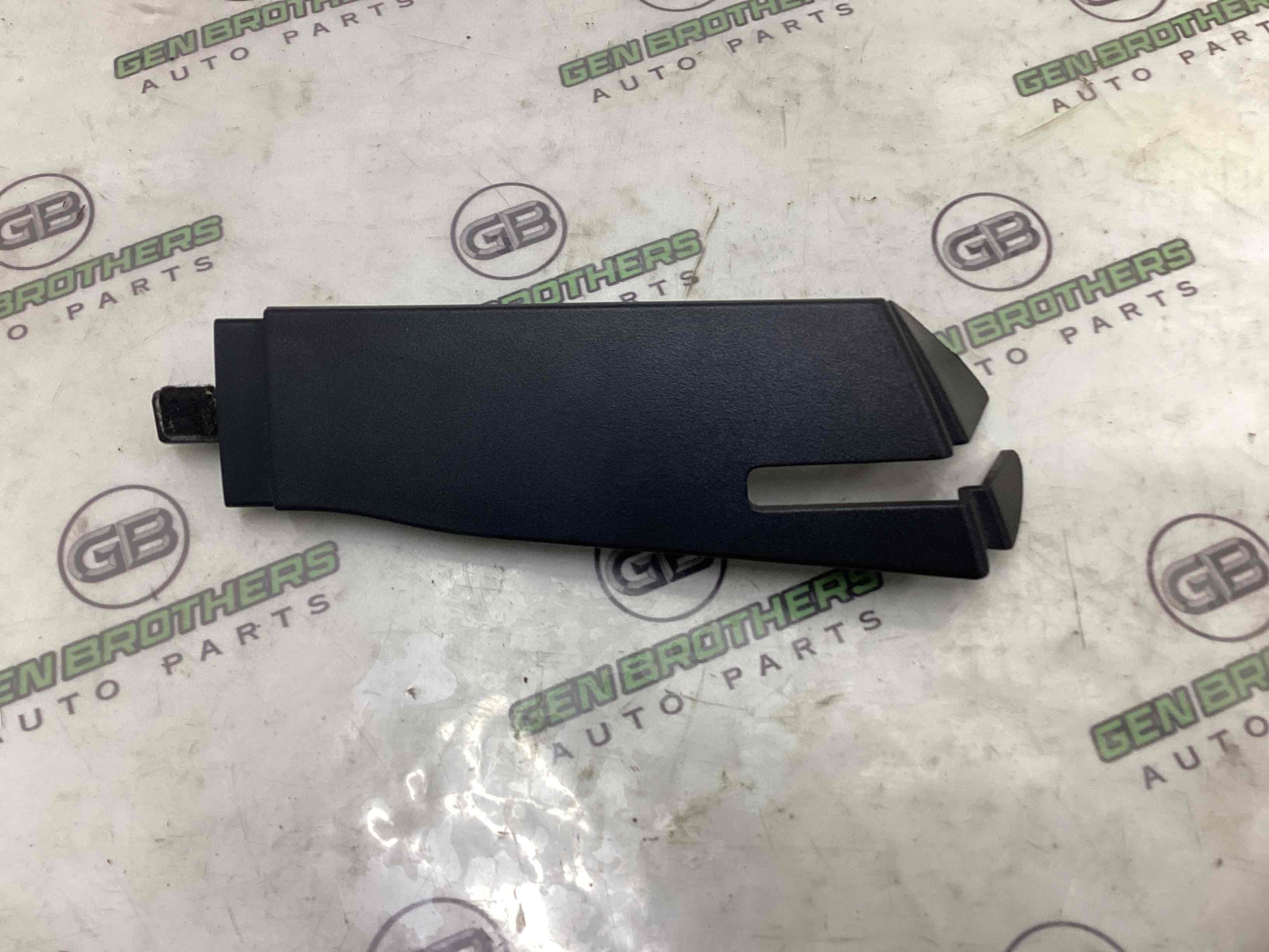 Накладка петлі кришки багажника