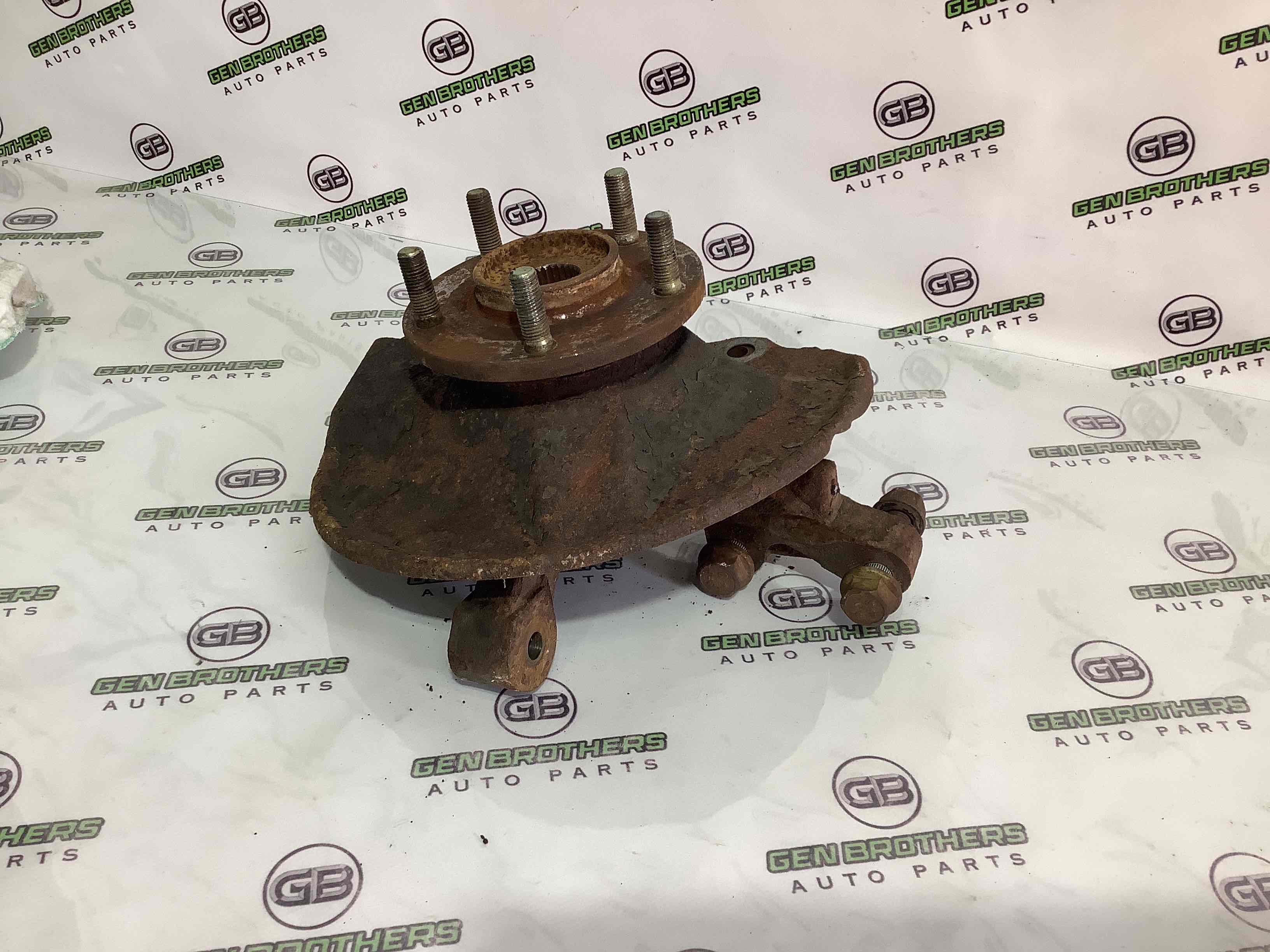 Кулак поворотний лівий