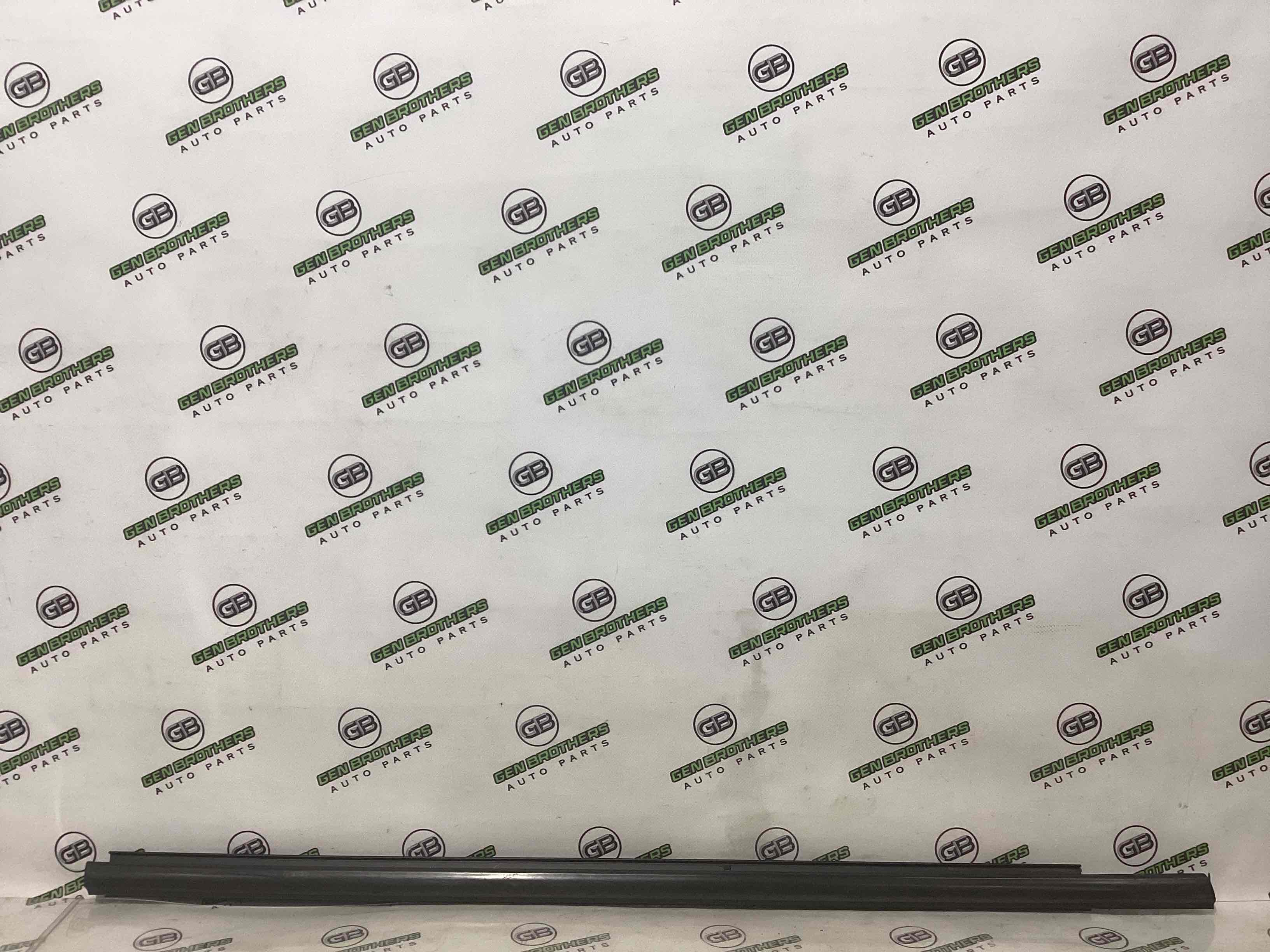 Молдинг двері передньої правої