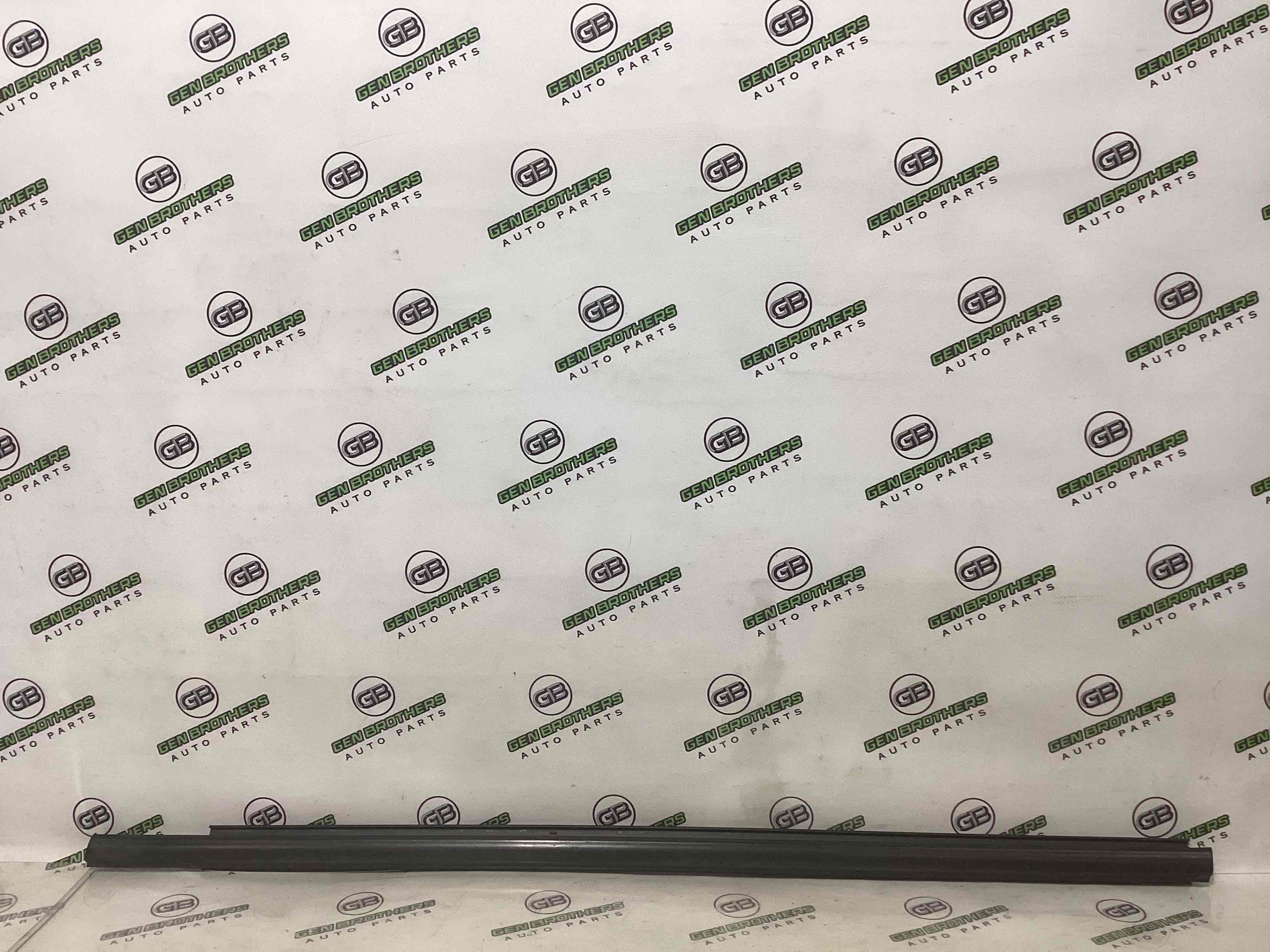 Молдинг двері передньої лівої