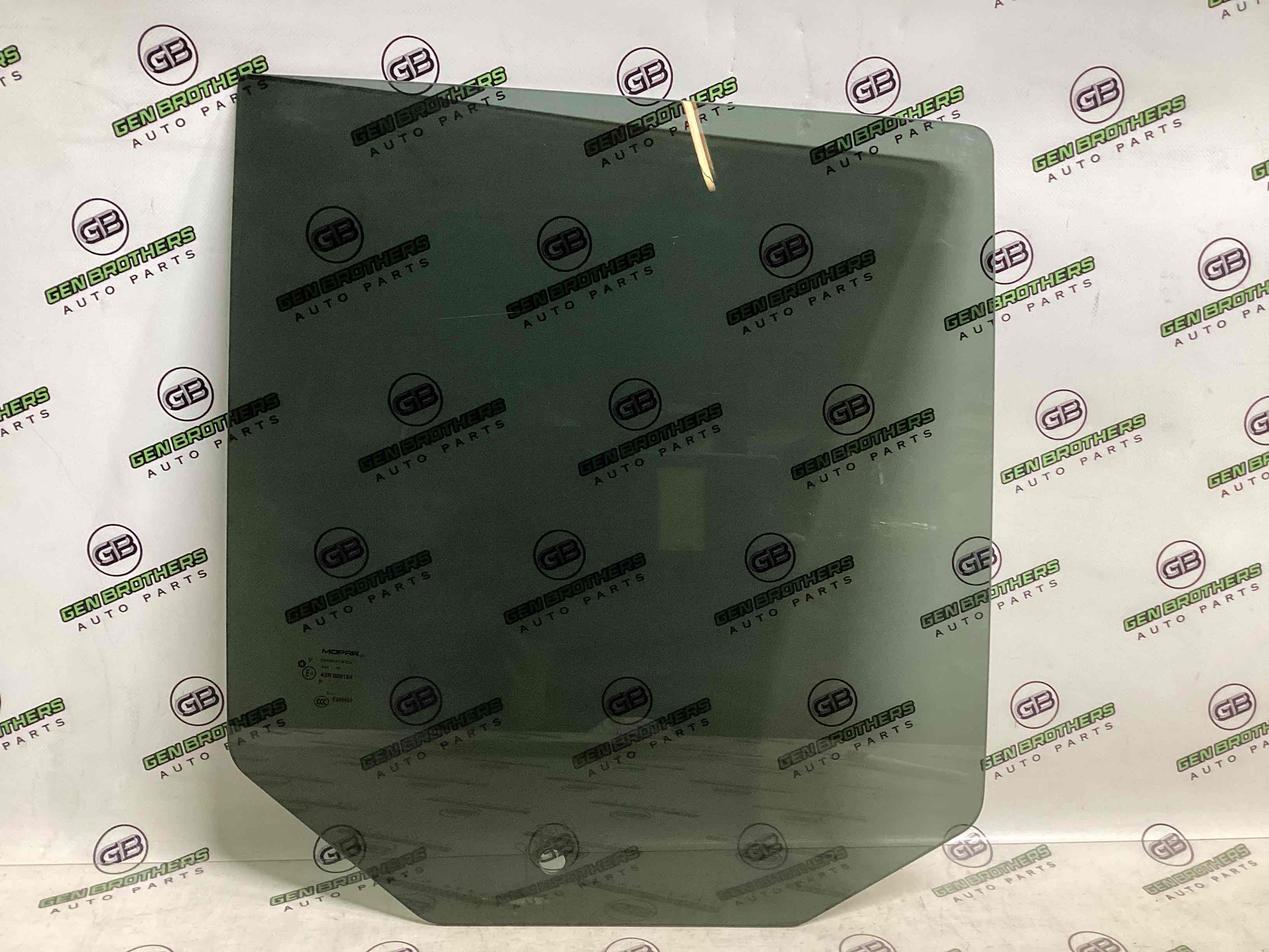 Скло заднє праве