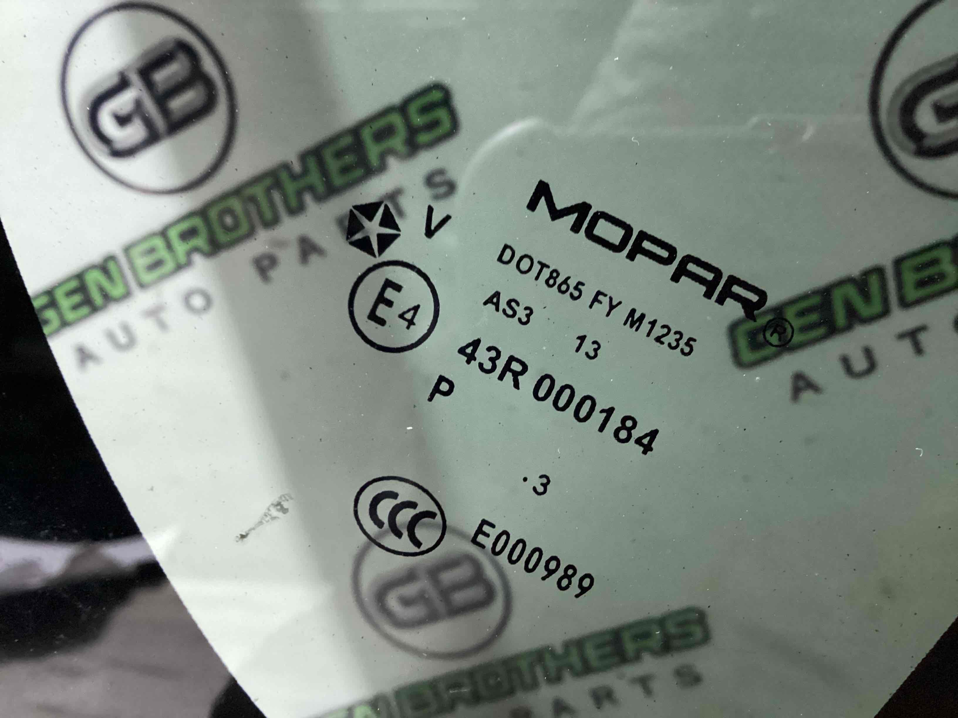 Скло кузовне бічне праве