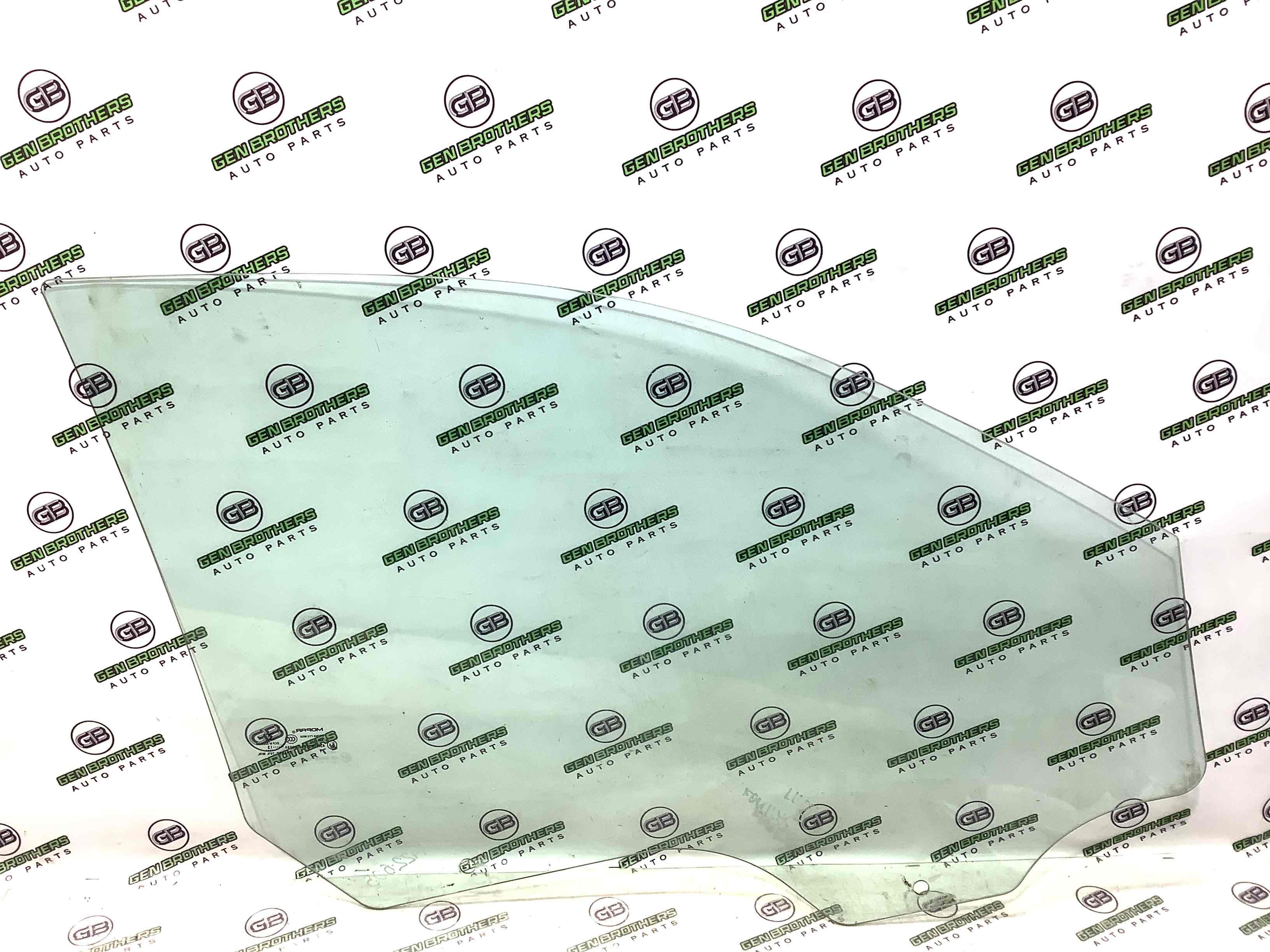 Скло переднє ліве