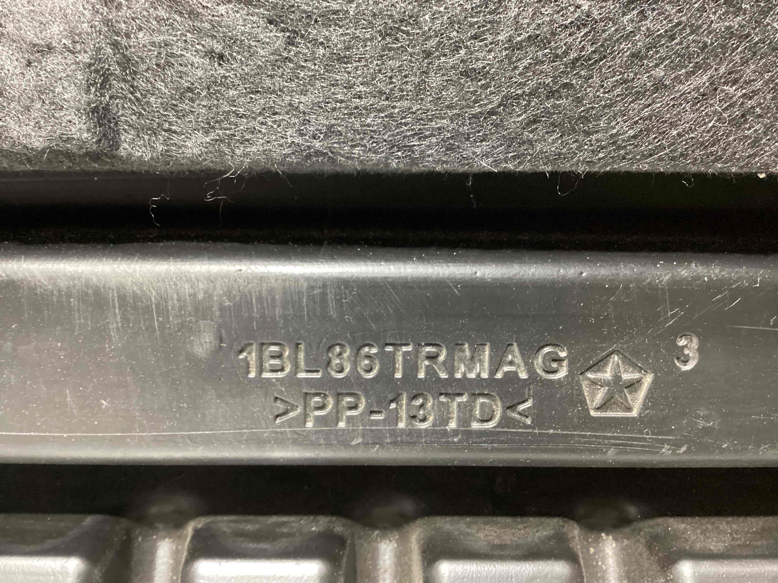 Підлогове покриття багажника, полиця багажника