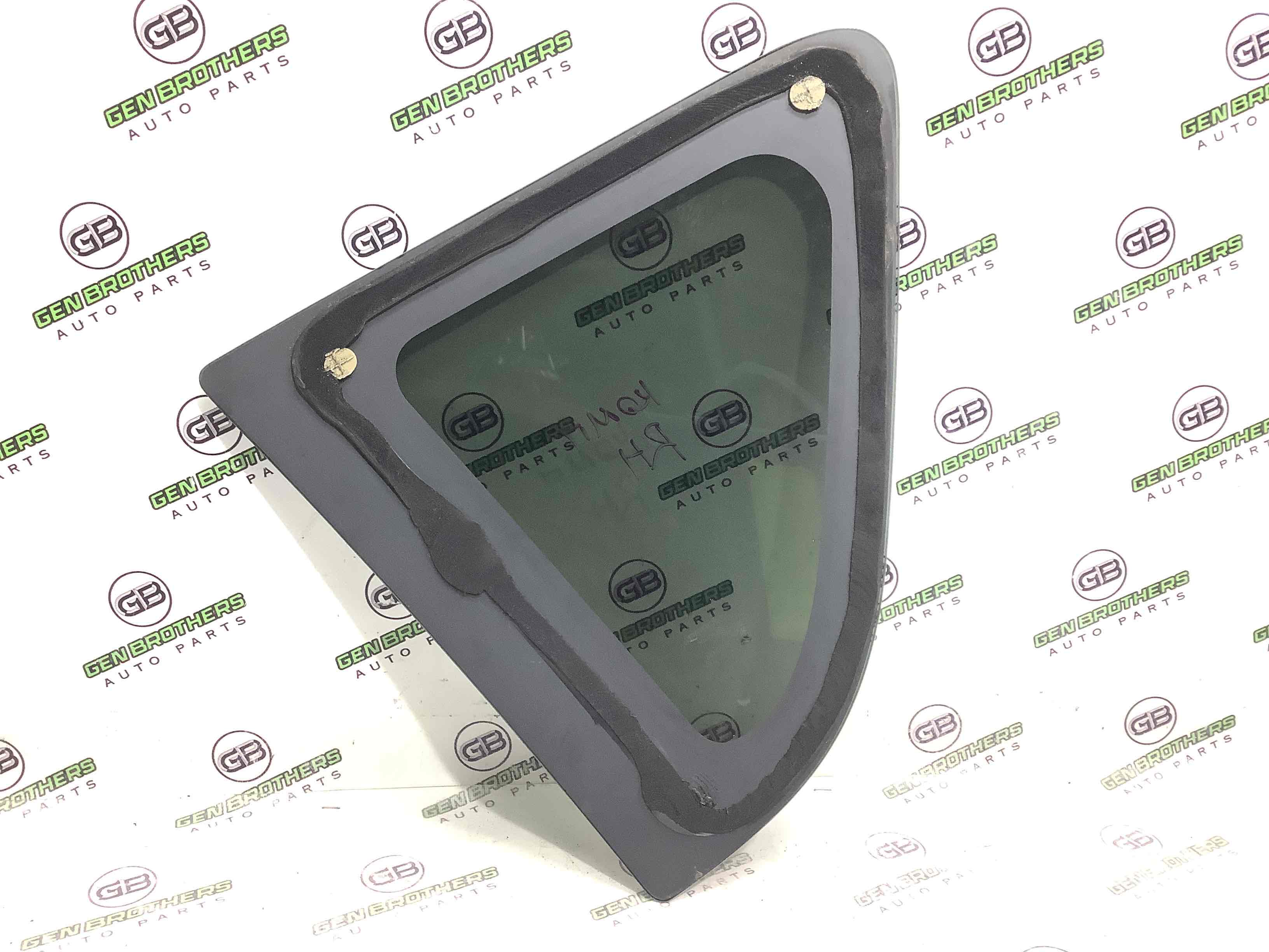 Скло кузовне бічне праве