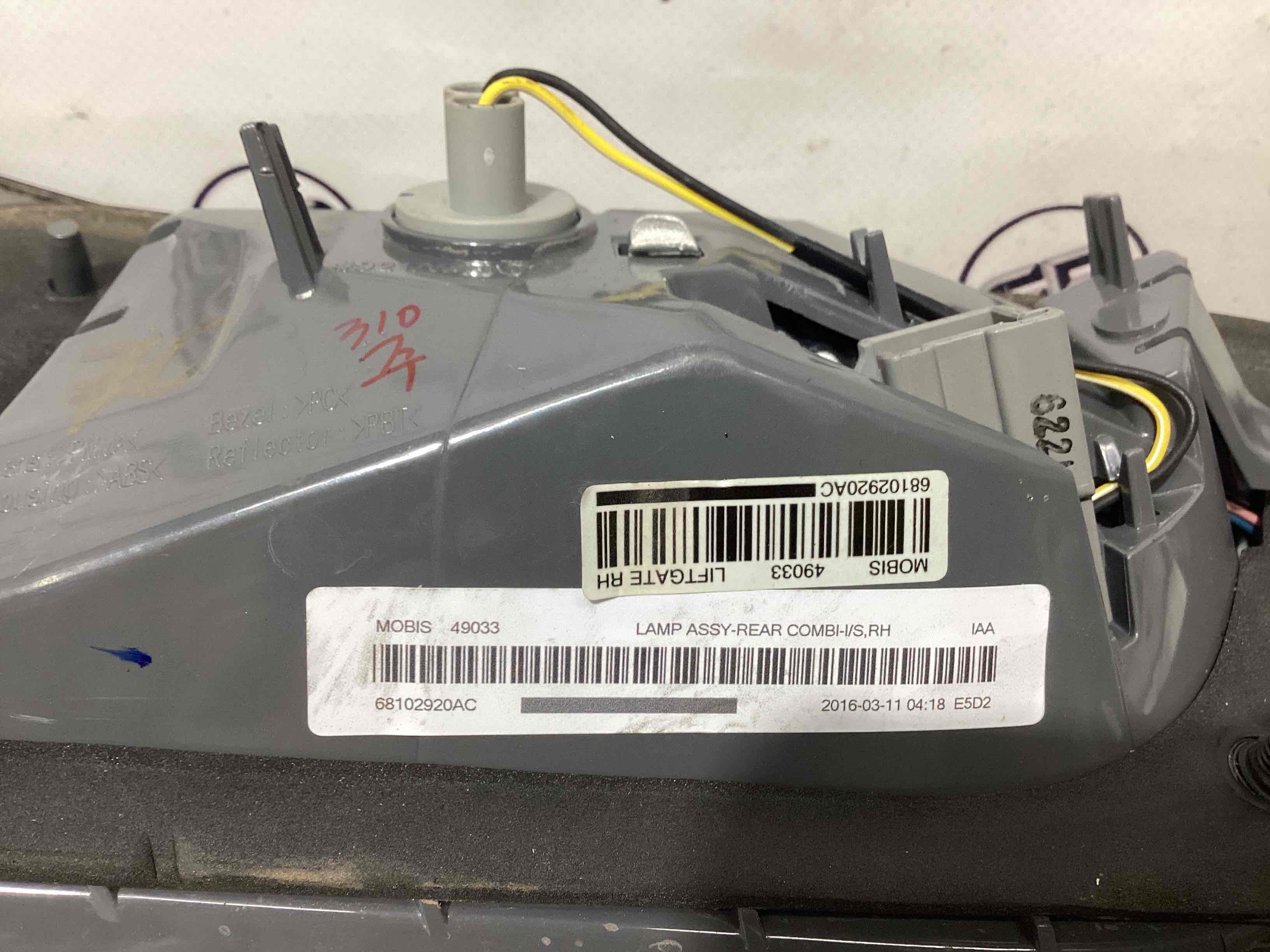 Ліхтар задній правий