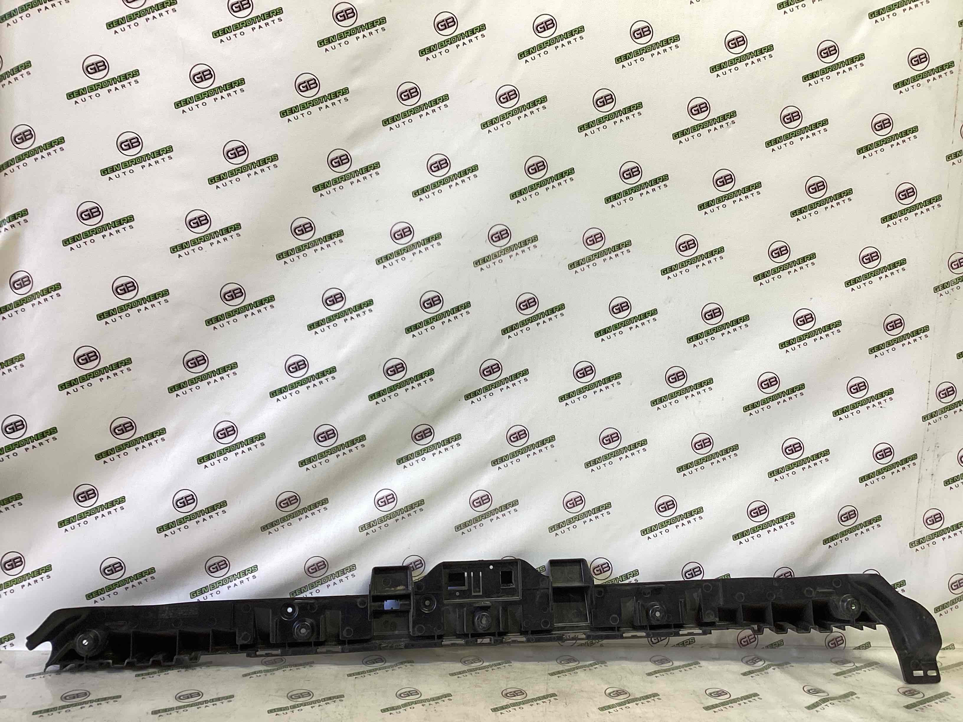 Кріплення заднього бампера центральне