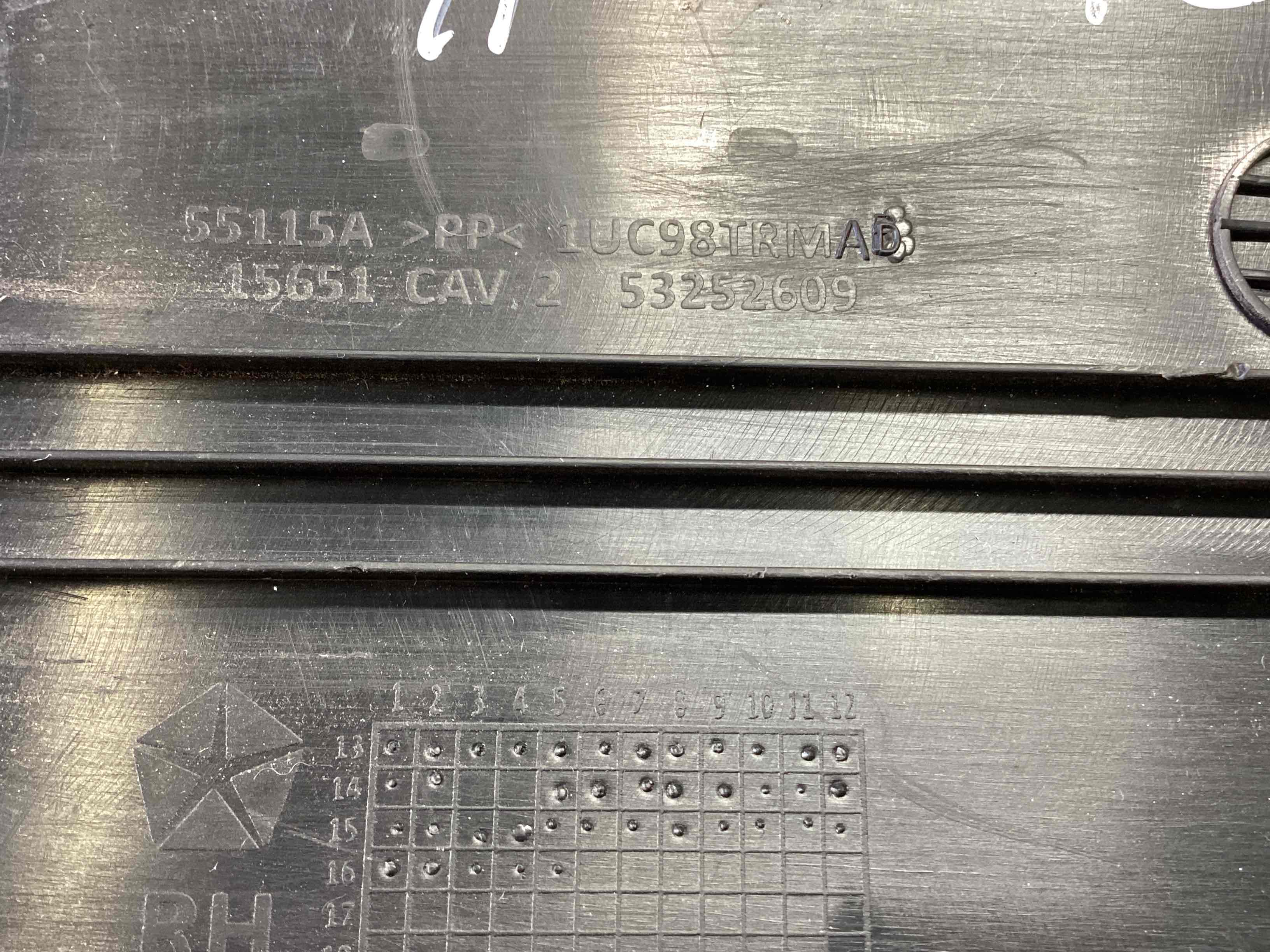 Обшивка центральної стійки права