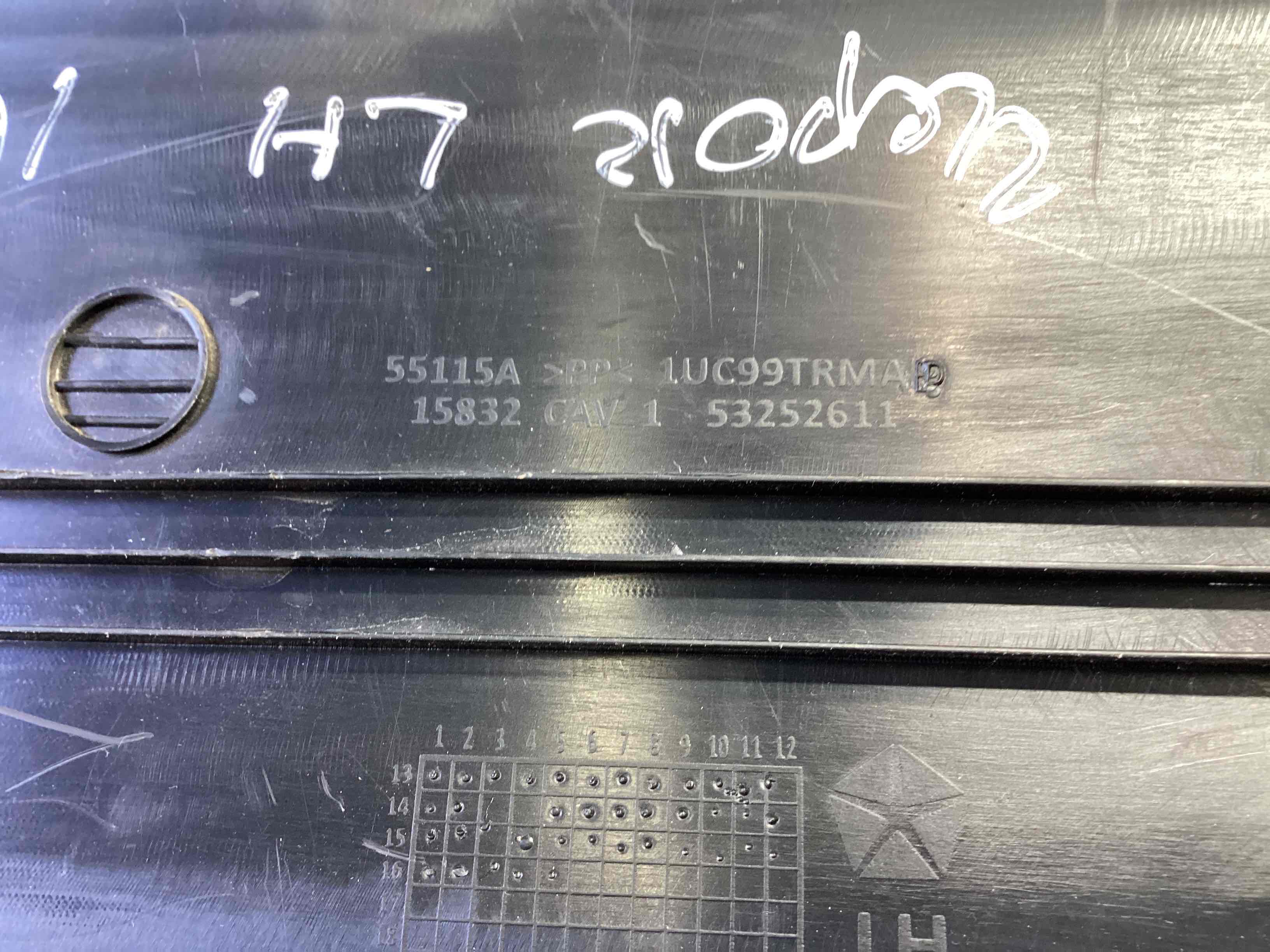 Обшивка центральної стійки ліва