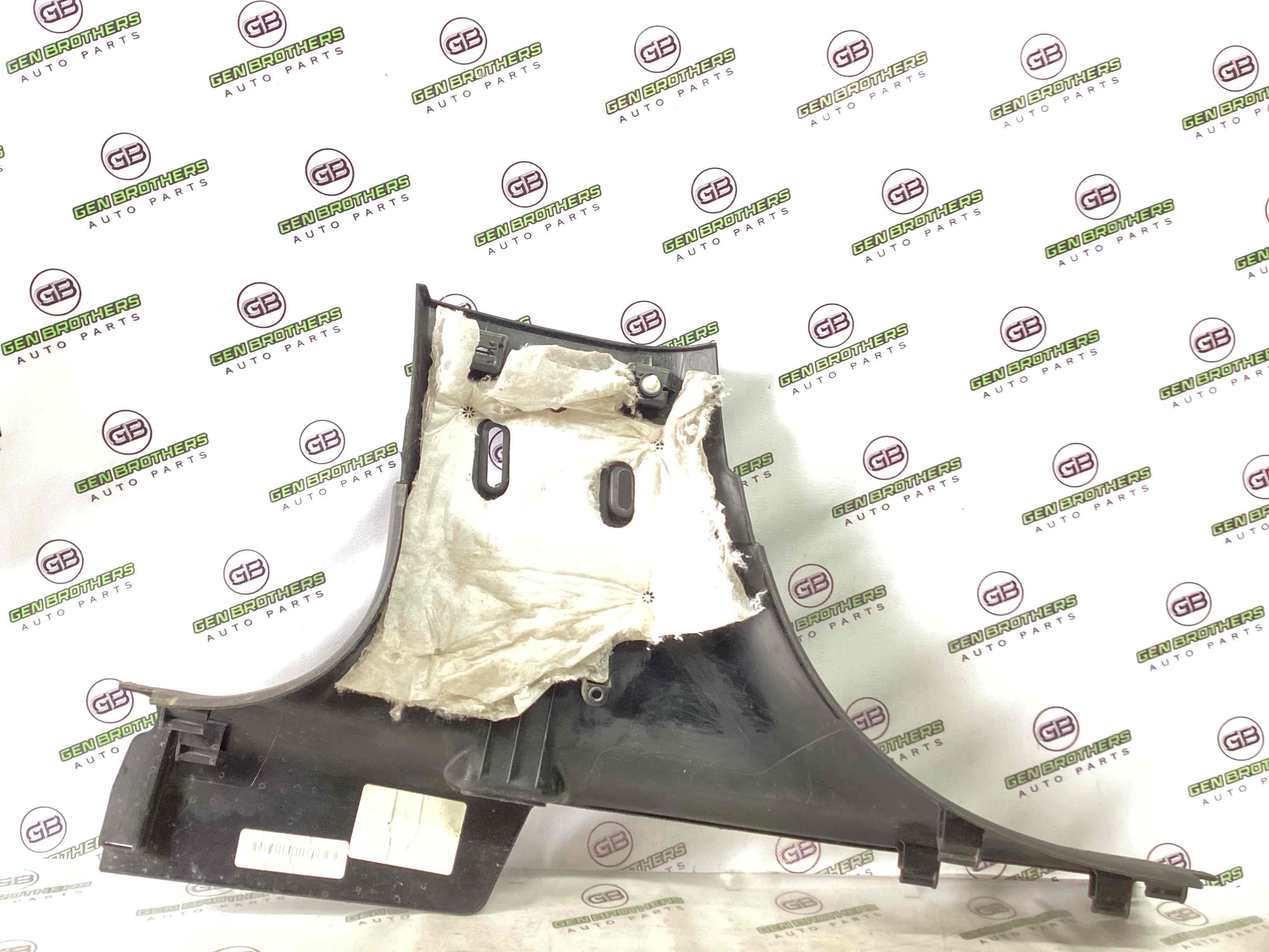 Обшивка центральної стійки права