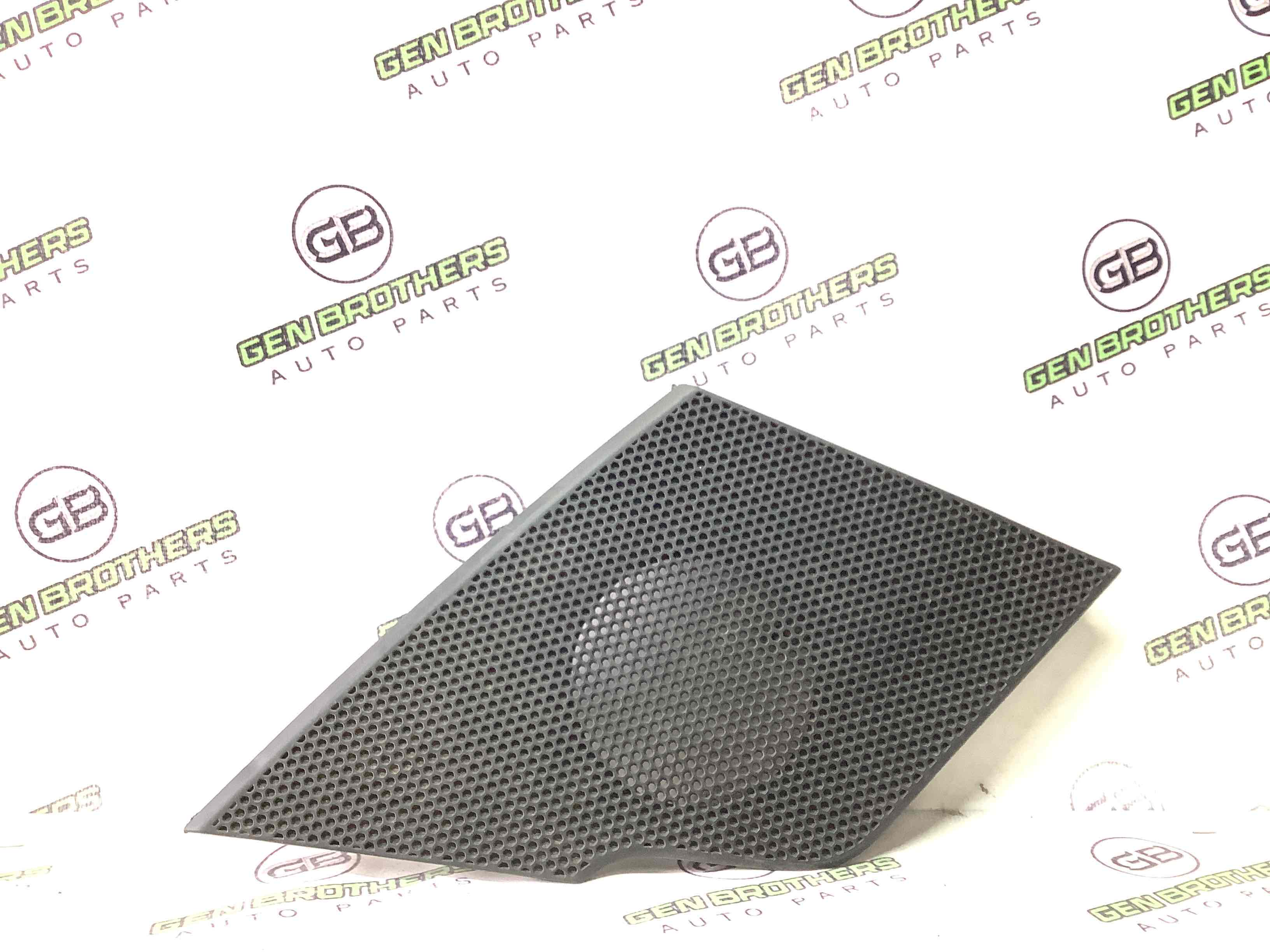 Обшивка панелі приладів торпедо