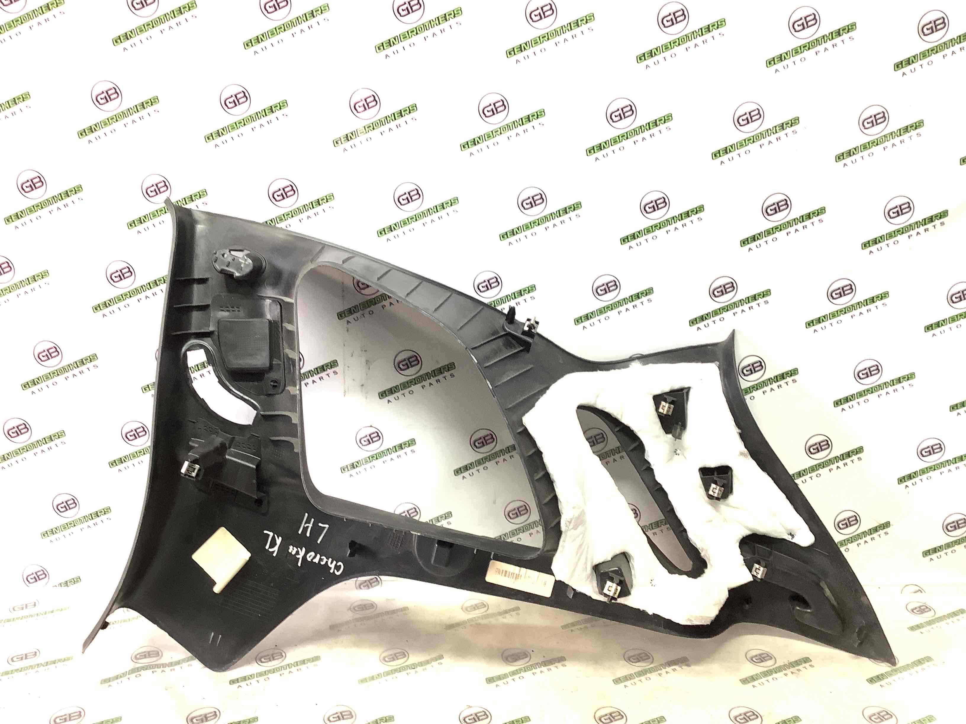 Обшивка задньої стійки ліва