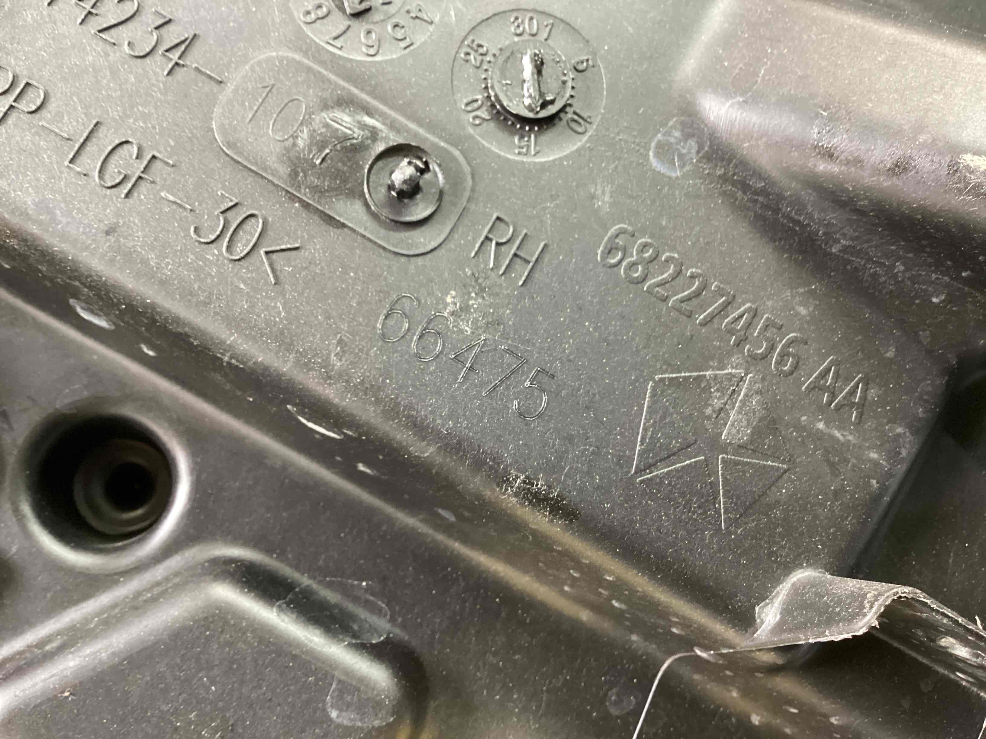 Склопідйомник задній правий