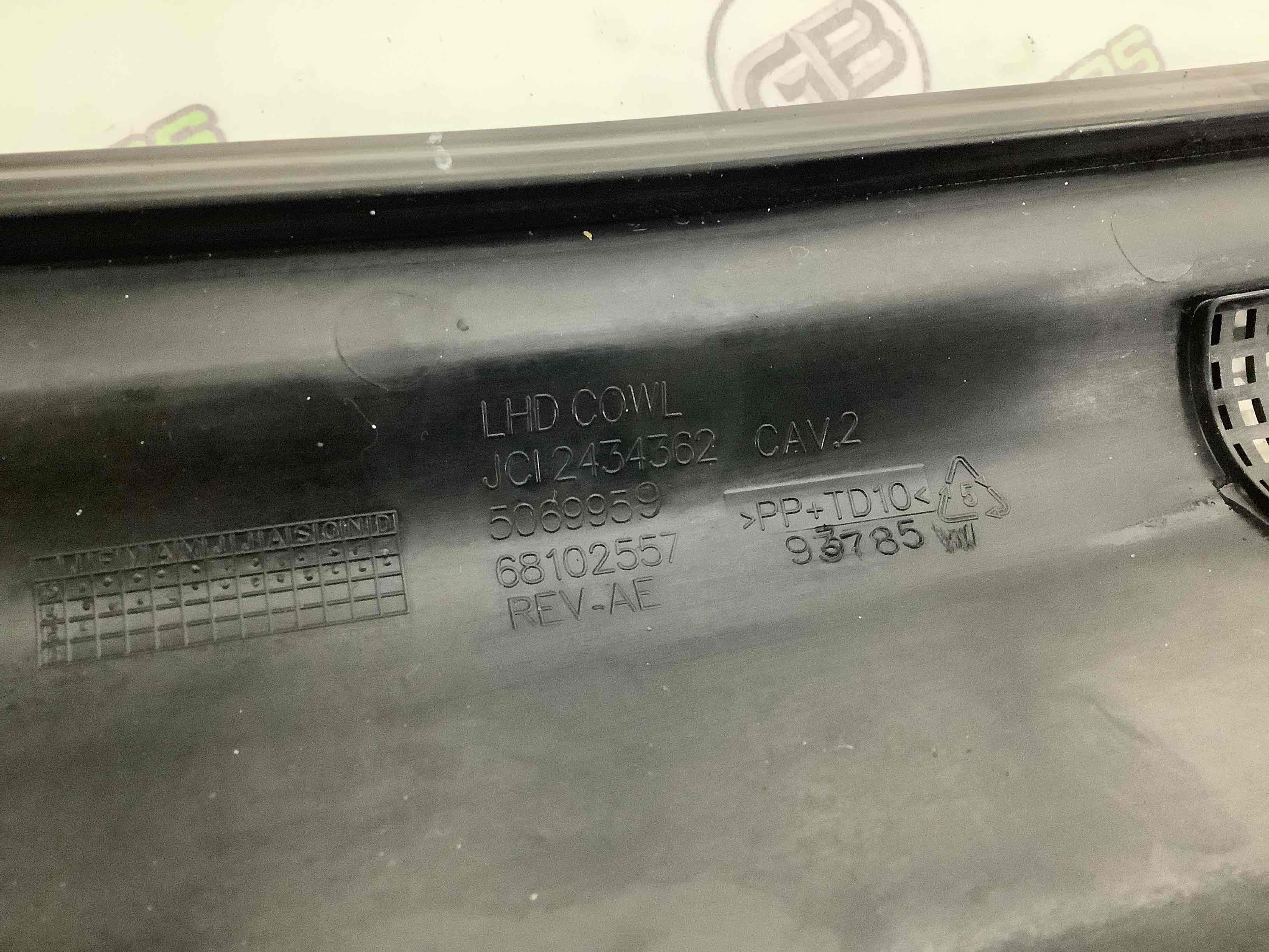 Жабо трапеції двірників, кріплення жабо