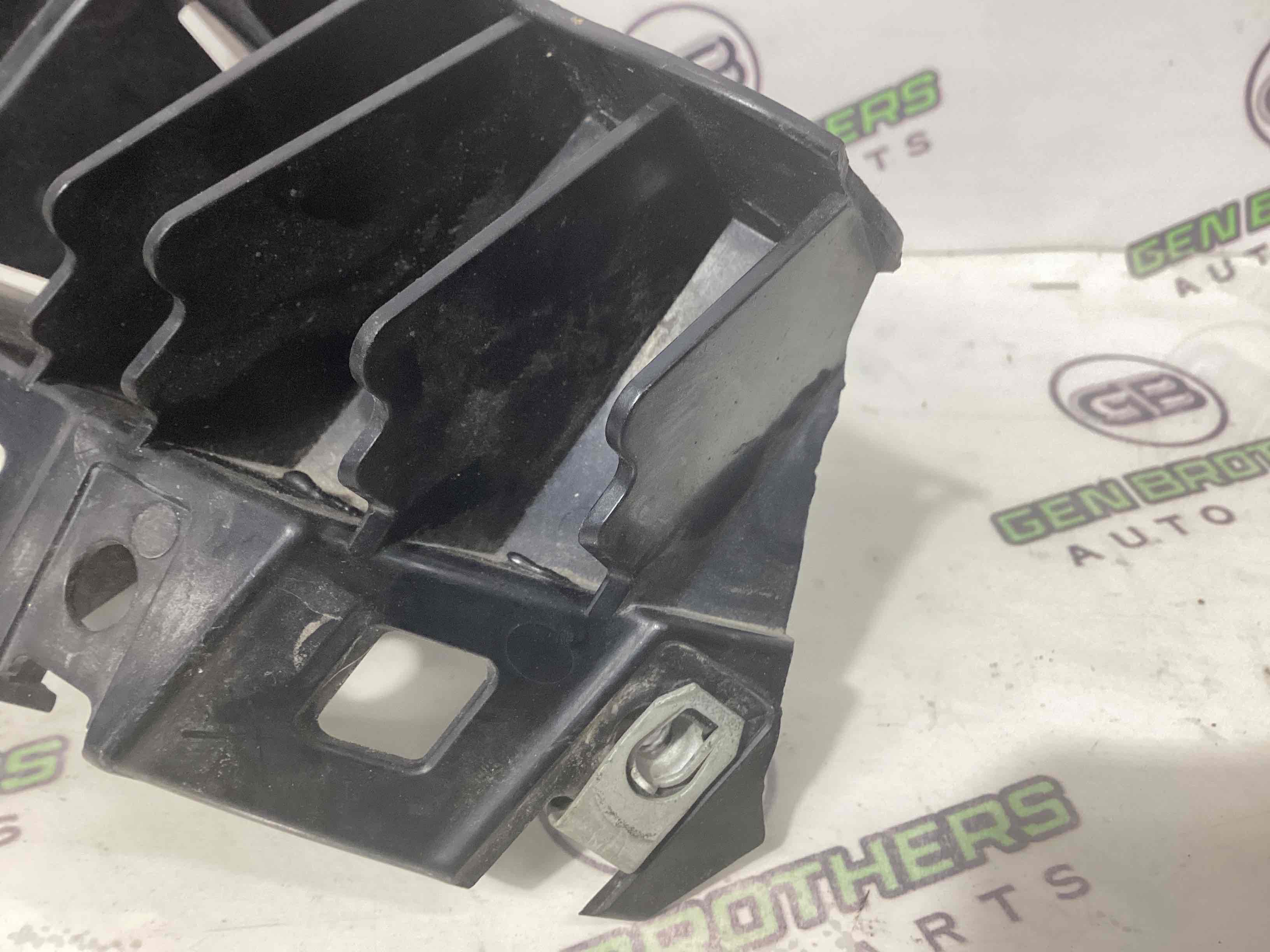 Кріплення переднього бампера праве