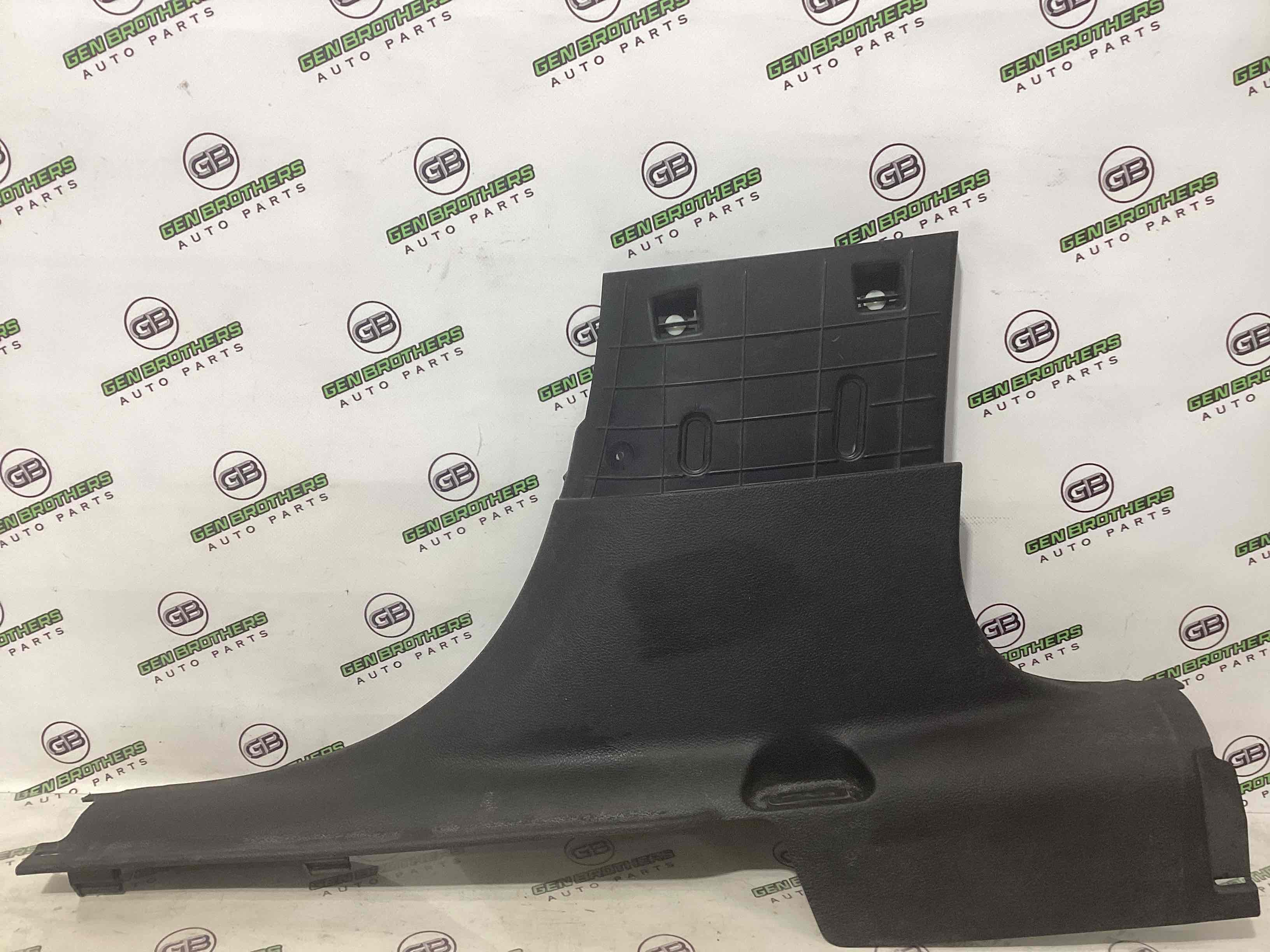 Обшивка центральної стійки права